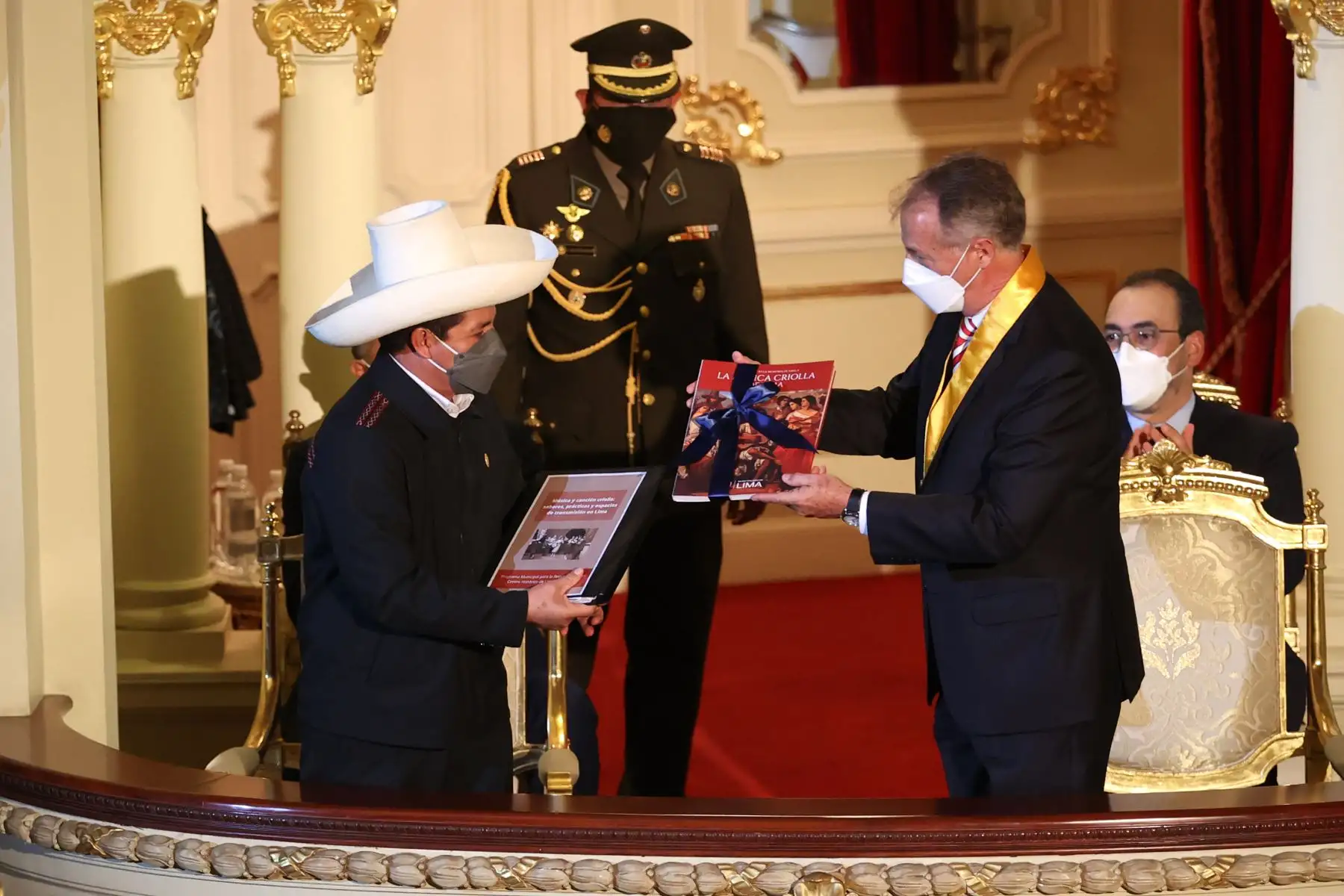 El presidente de la República, Pedro Castillo, participa de la sesión solemne por el 487 aniversario de la fundación de la Ciudad de Los Reyes en el Teatro Municipal de Lima. Lo acompañan el alcalde de Lima y otras autoridades. Foto: ANDINA/Vidal Tarqui