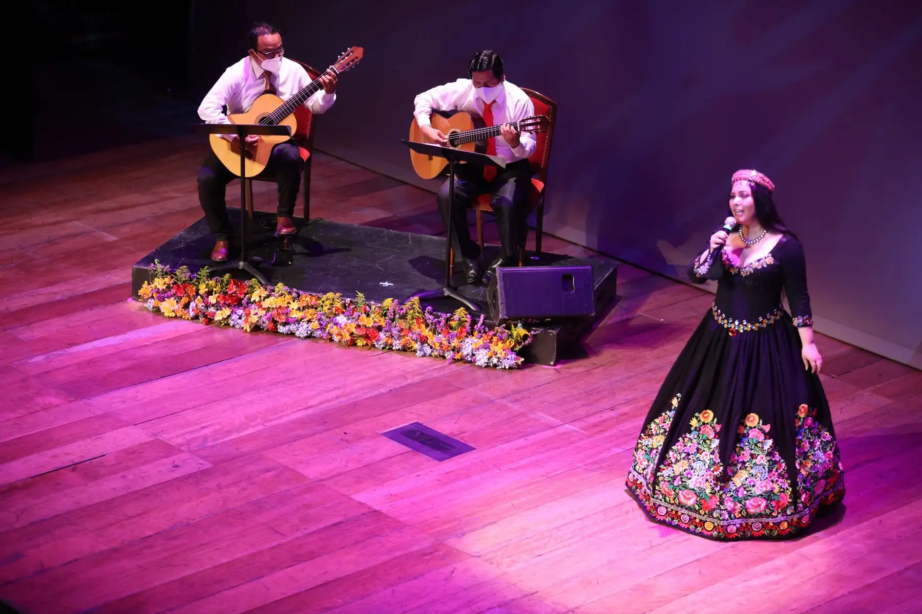 El presidente de la República, Pedro Castillo, participa de la sesión solemne por el 487 aniversario de la fundación de la Ciudad de Los Reyes en el Teatro Municipal de Lima. Lo acompañan el alcalde de Lima y otras autoridades. Foto: ANDINA/Vidal Tarqui