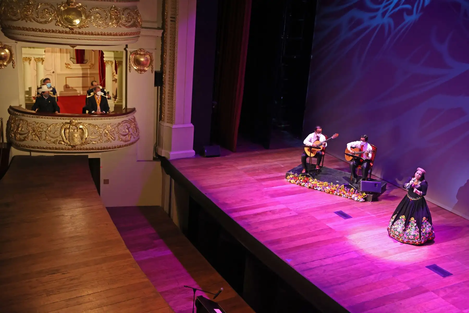 El presidente de la República, Pedro Castillo, participa de la sesión solemne por el 487 aniversario de la fundación de la Ciudad de Los Reyes en el Teatro Municipal de Lima. Lo acompañan el alcalde de Lima y otras autoridades. Foto: ANDINA/Vidal Tarqui