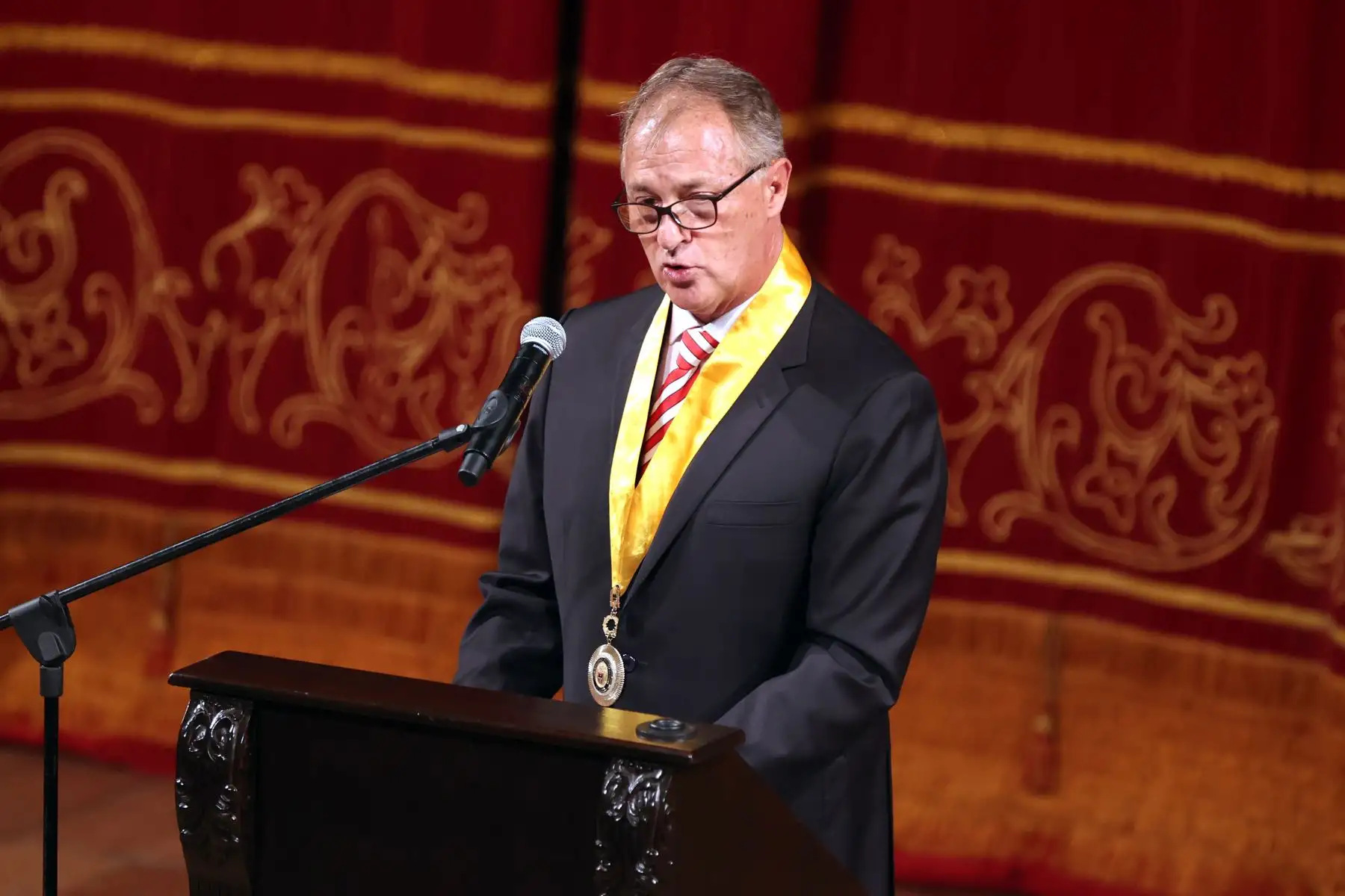 Jorge Muñoz alcalde  Metropolitano de la Municipalidad de Lima, participa de la sesión solemne por el 487 aniversario de la fundación de la Ciudad de Los Reyes en el Teatro Municipal de Lima. Lo acompañan el alcalde de Lima y otras autoridades. Foto: ANDINA/Vidal Tarqui