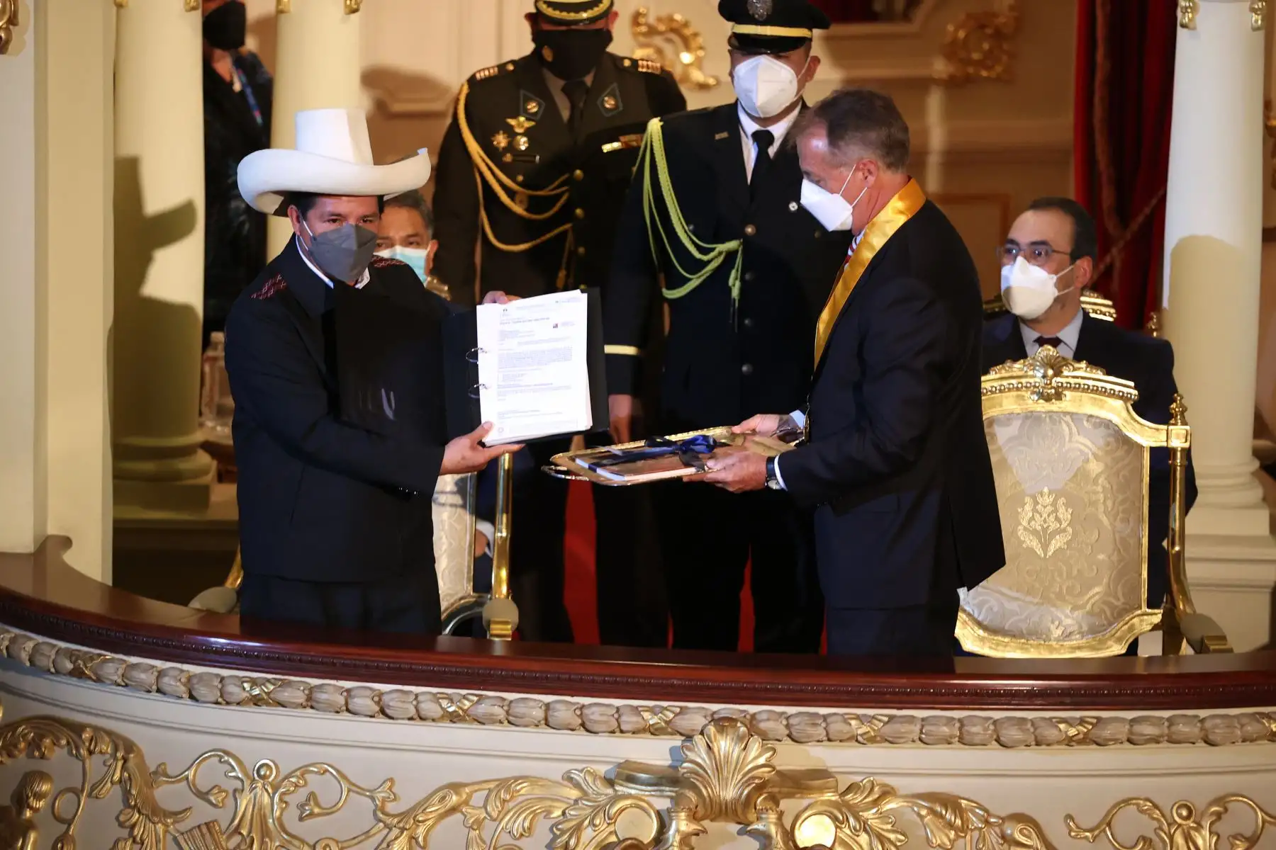 El presidente de la República, Pedro Castillo, participa de la sesión solemne por el 487 aniversario de la fundación de la Ciudad de Los Reyes en el Teatro Municipal de Lima. Lo acompañan el alcalde de Lima y otras autoridades. Foto: ANDINA/Vidal Tarqui