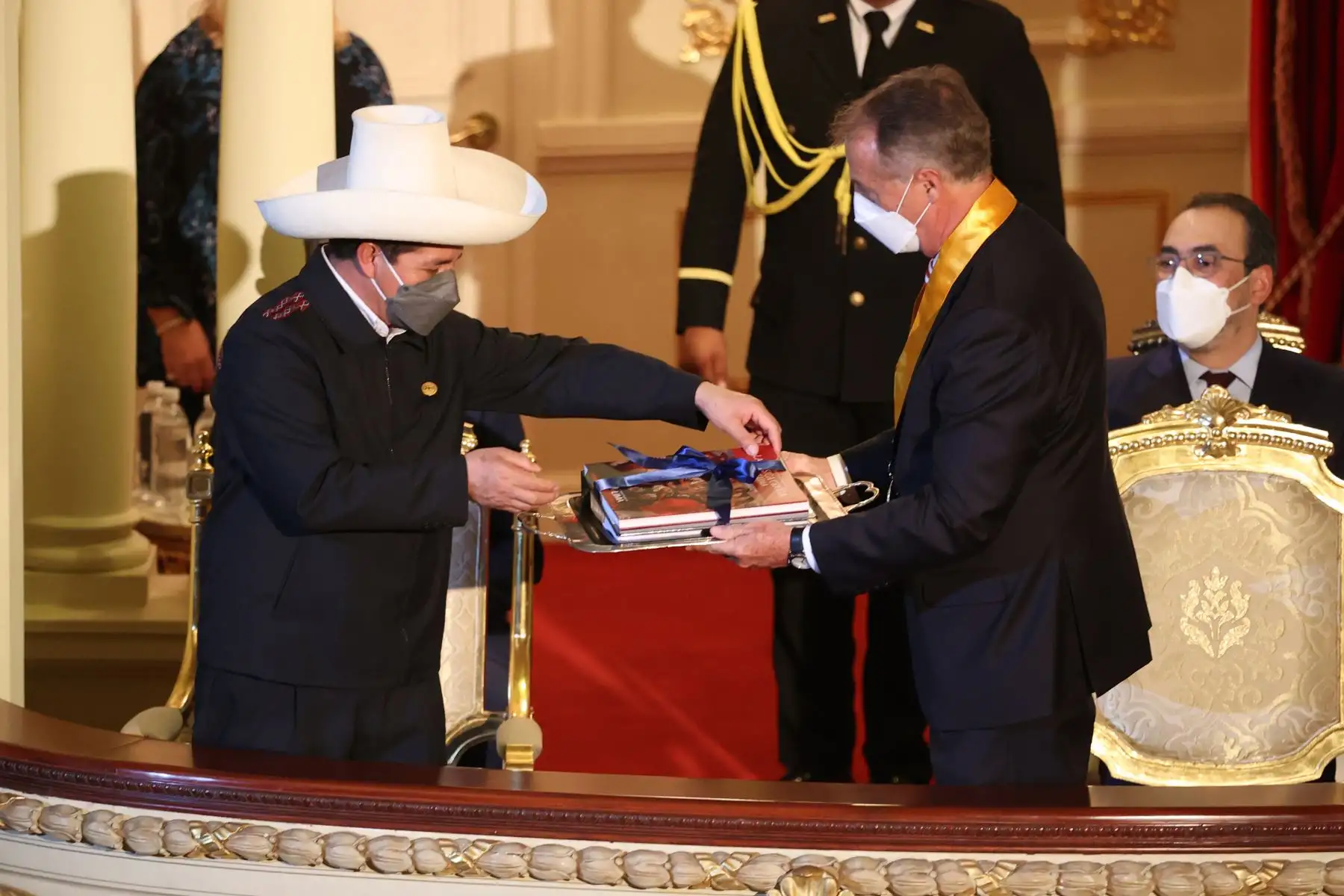 El presidente de la República, Pedro Castillo, participa de la sesión solemne por el 487 aniversario de la fundación de la Ciudad de Los Reyes en el Teatro Municipal de Lima. Lo acompañan el alcalde de Lima y otras autoridades. Foto: ANDINA/Vidal Tarqui