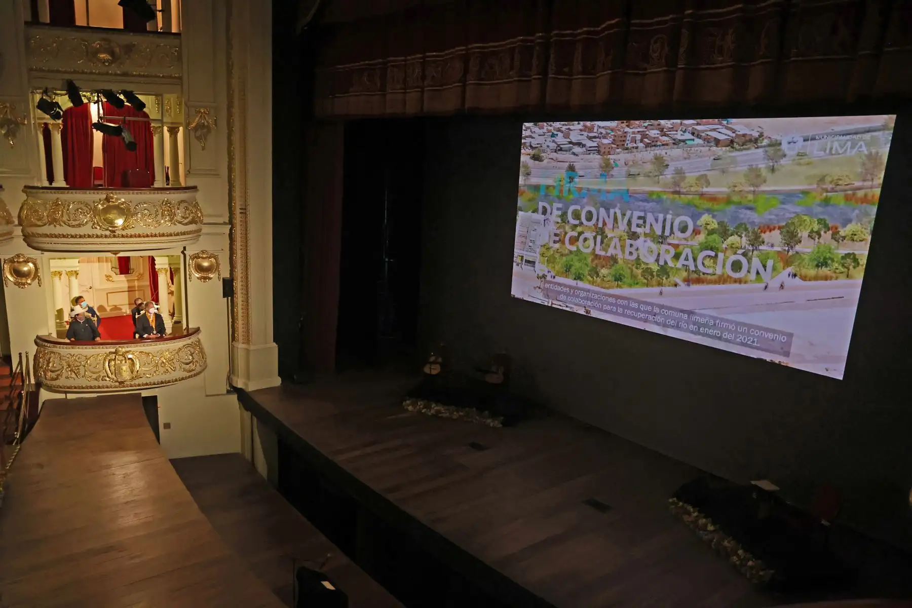 El presidente de la República, Pedro Castillo, participa de la sesión solemne por el 487 aniversario de la fundación de la Ciudad de Los Reyes en el Teatro Municipal de Lima. Lo acompañan el alcalde de Lima y otras autoridades. Foto: ANDINA/Vidal Tarqui
