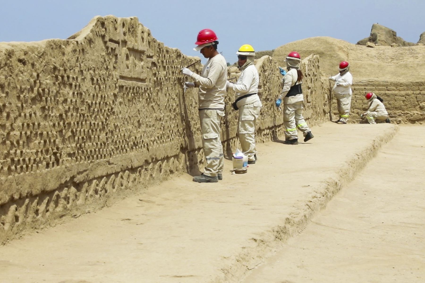 Durante el 2022 se proyecta recuperar 890 metros cuadrados de muros de 6.5 metros de altura de Chan Chan. Foto: ANDINA/Difusión
