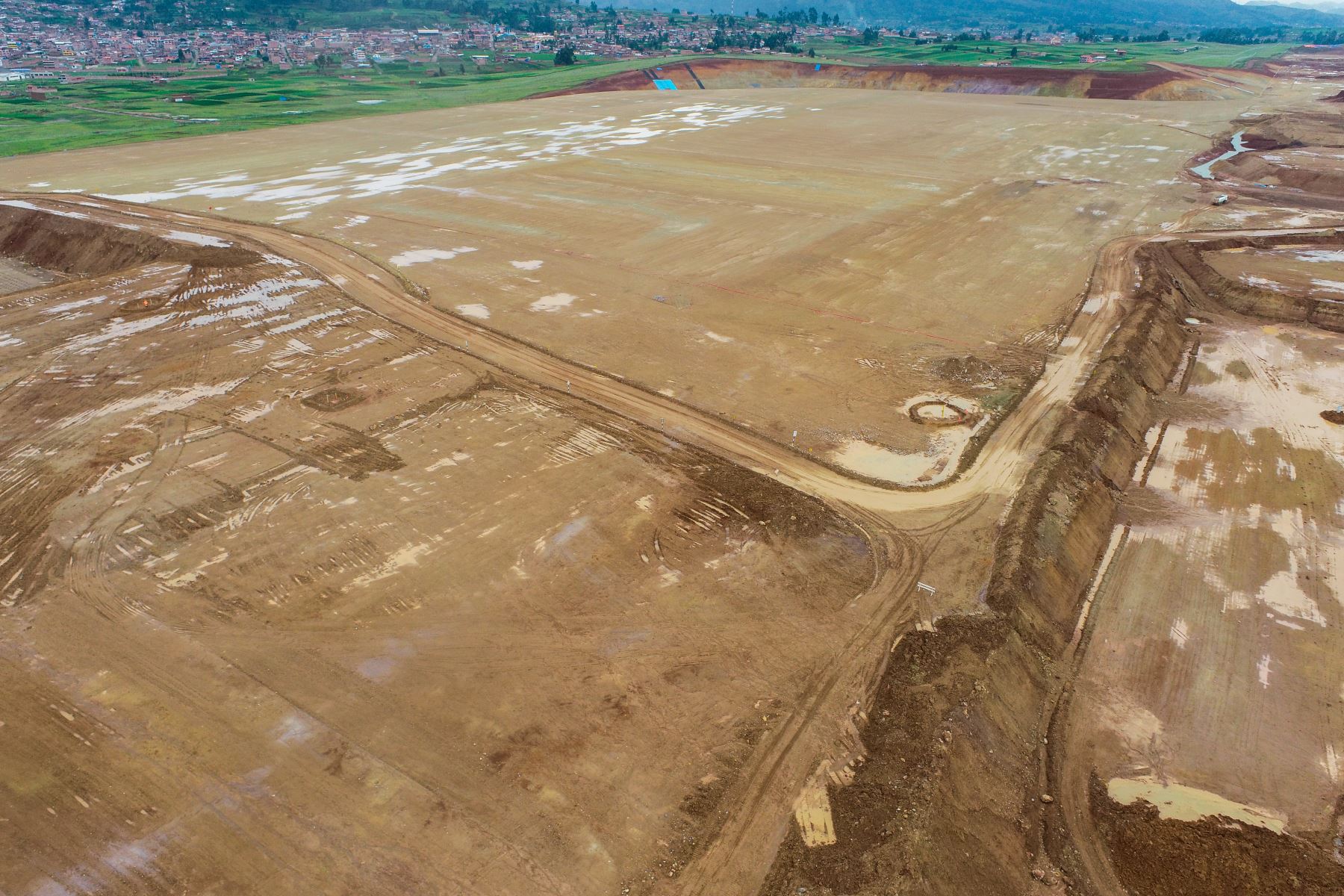 Los trabajos de movimiento de tierras para la construcción del Aeropuerto Internacional de Chinchero, ubicado en la provincia de Urubamba, en Cusco, tienen un avance de 52%. Así lo verificó la viceministra de Transportes, Fabiola Caballero, quien supervisó hoy las labores que se realizan en la zona. Foto: MTC