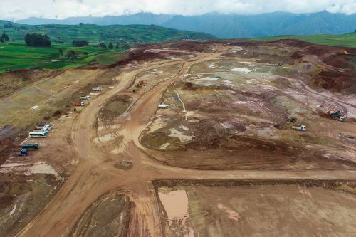 Trabajos de movimiento de tierras para el Aeropuerto Internacional de Chinchero tienen 52% de avance