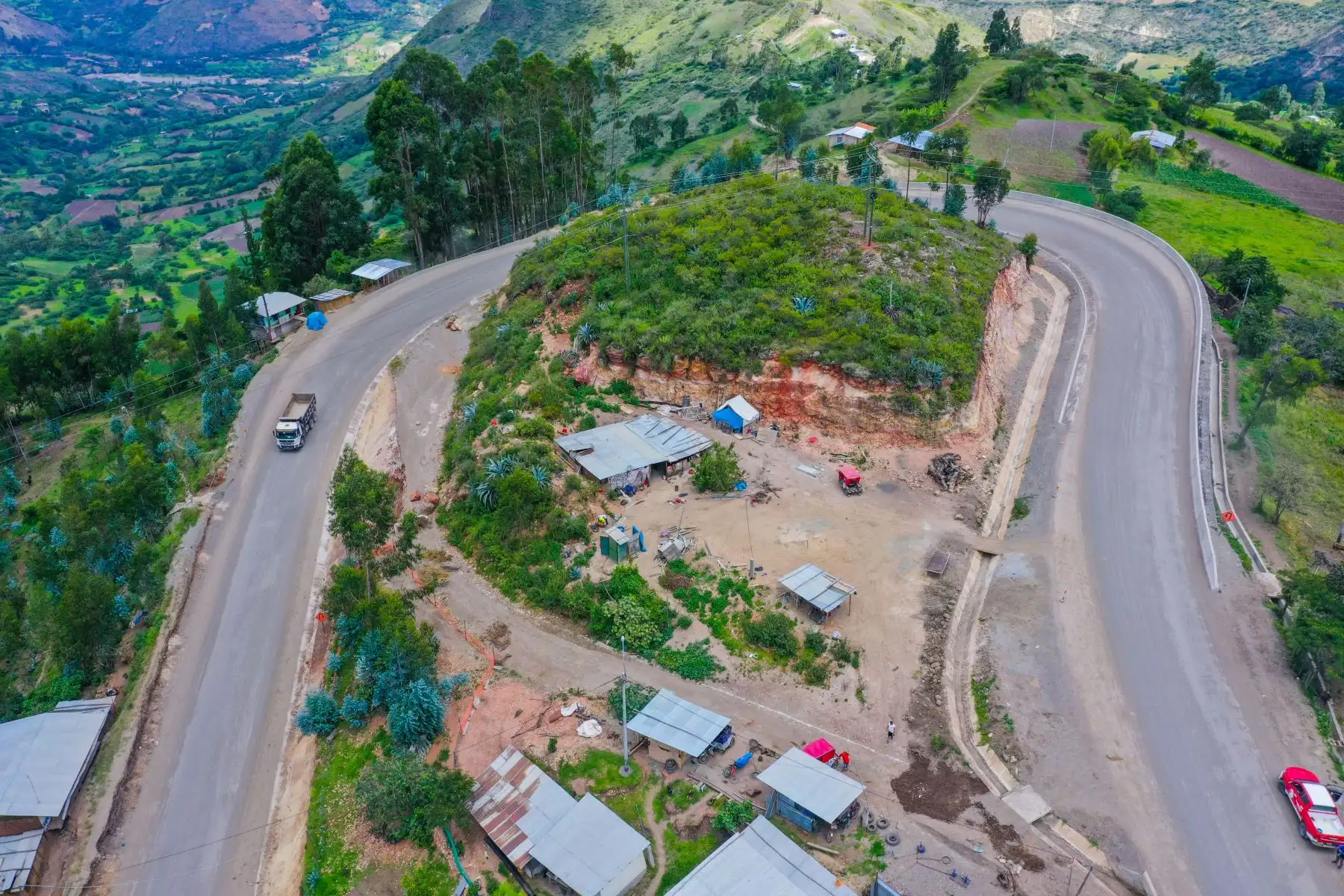 La población de Huancabamba y sus autoridades de la región Piura suspendieron el paro anunciado para el 24 de enero por los trabajos inconclusos del proyecto carretera Canchaque-Huancabamba. El acuerdo se logró tras una mesa de trabajo liderada por el ministro de Transportes y Comunicaciones, Juan Francisco Silva. Foto: MTC