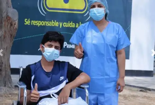 Los médicos de la Villa EsSalud Piura, del Hospital José Cayetano Heredia, fueron testigos de la emoción de una madre al ver a su hijo vencer el covid-19 y ser dado de alta el mismo día de su cumpleaños.