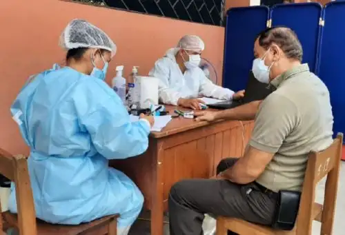 Los centros educativos Loreto y Clavero, así como el Centro de Recreaciones del Colegio Médico de Loreto, son los actuales escenarios donde se brindarán atenciones para pacientes asegurados con sintomatología respiratoria en la Red Asistencial Loreto de EsSalud.