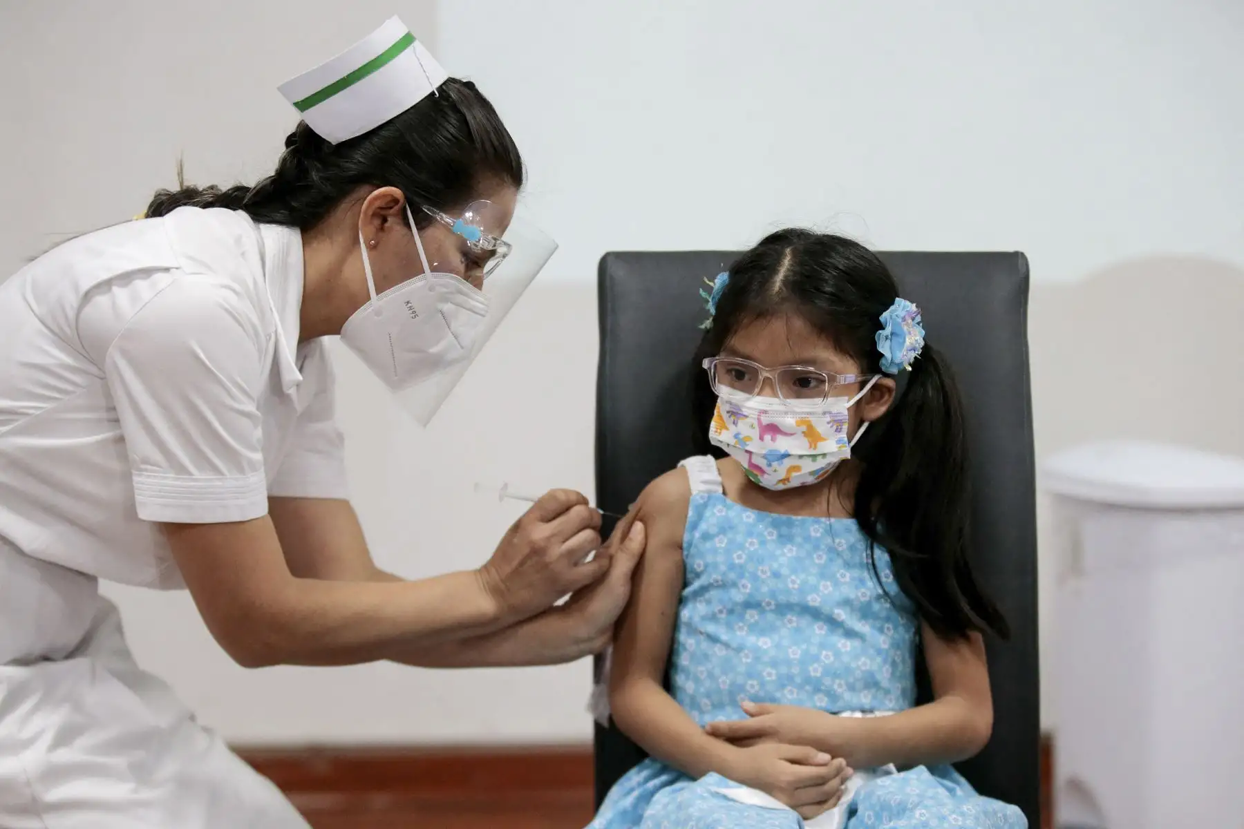 Si el niño cuenta una mediación determinada por una enfermedad preexistente, pues debe tomar sus medicamentos en el horario que le corresponde. AFP
