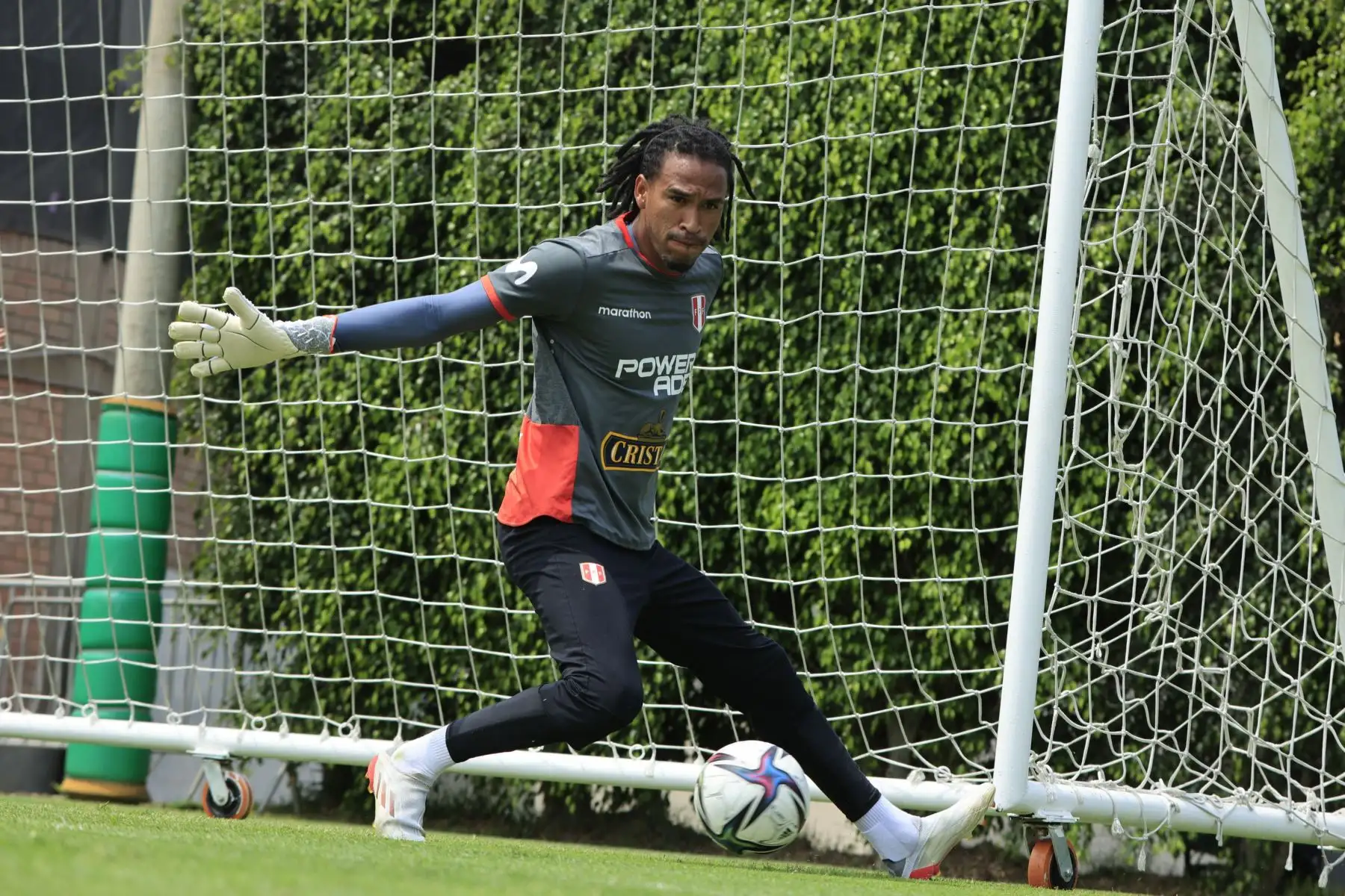 Pedro Gallese de la Selección peruana realiza sus entrenamientos previo al partido amistoso frente a Jamaica este jueves con miras al Mundial Qatar 2022. Foto: FPF
