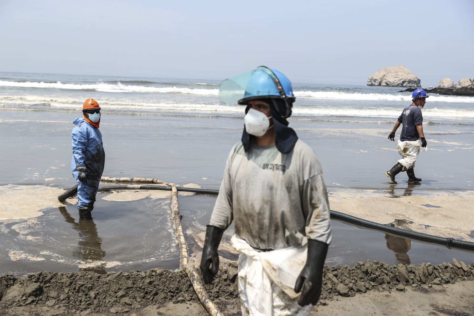 Limpieza de petróleo derramado en playas de Ventanilla. Foto: ANDINA/Jhonel Rodríguez Robles.