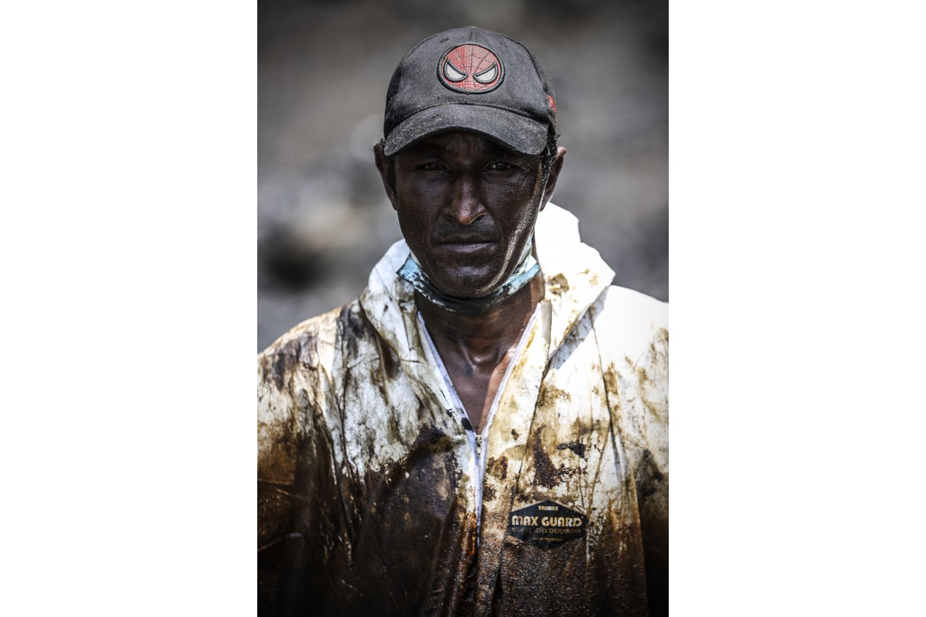 Imagen de un trabajador manchado de petróleo durante una intensa jornada de limpieza en la playa Cavero, tras el derrame de petróleo causado por la empresa Repsol. Foto: ANDINA/Jhonel Rodríguez Robles