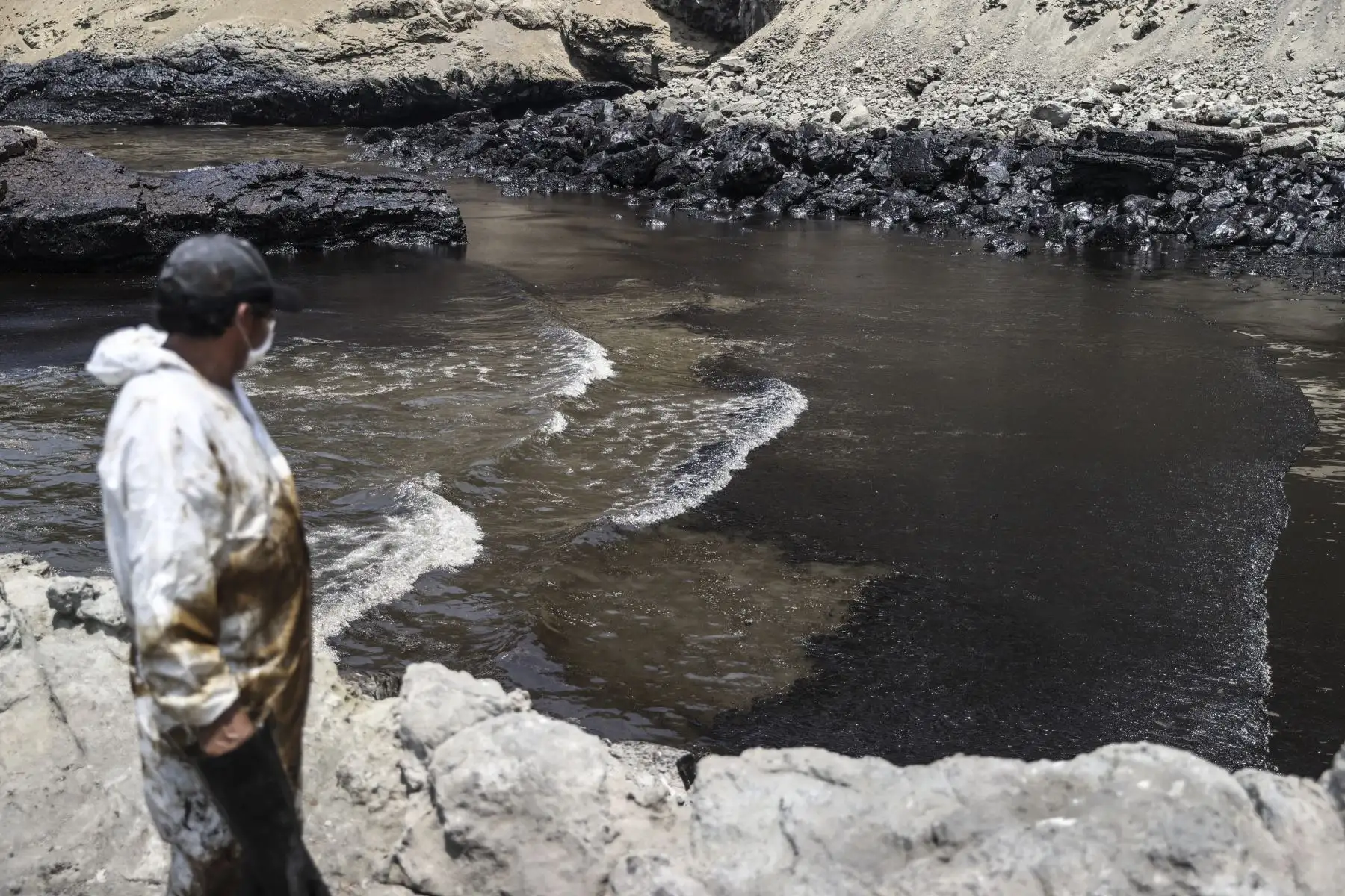 Playa contaminada por el derrame de petróleo. Foto: ANDINA/Jhonel Rodríguez Robles.
