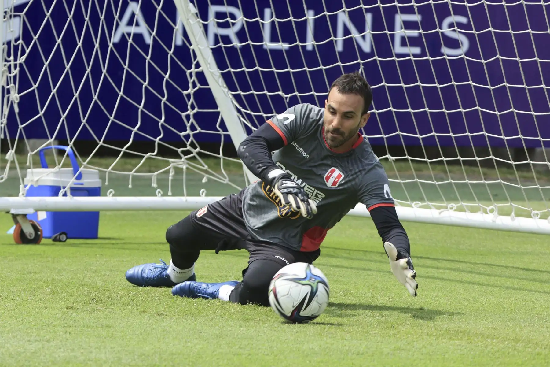 José Carvallo de la Selección peruana realiza sus entrenamientos previo al partido amistoso frente e Jamaica con miras al Mundial Qatar 2022. Foto: FPF