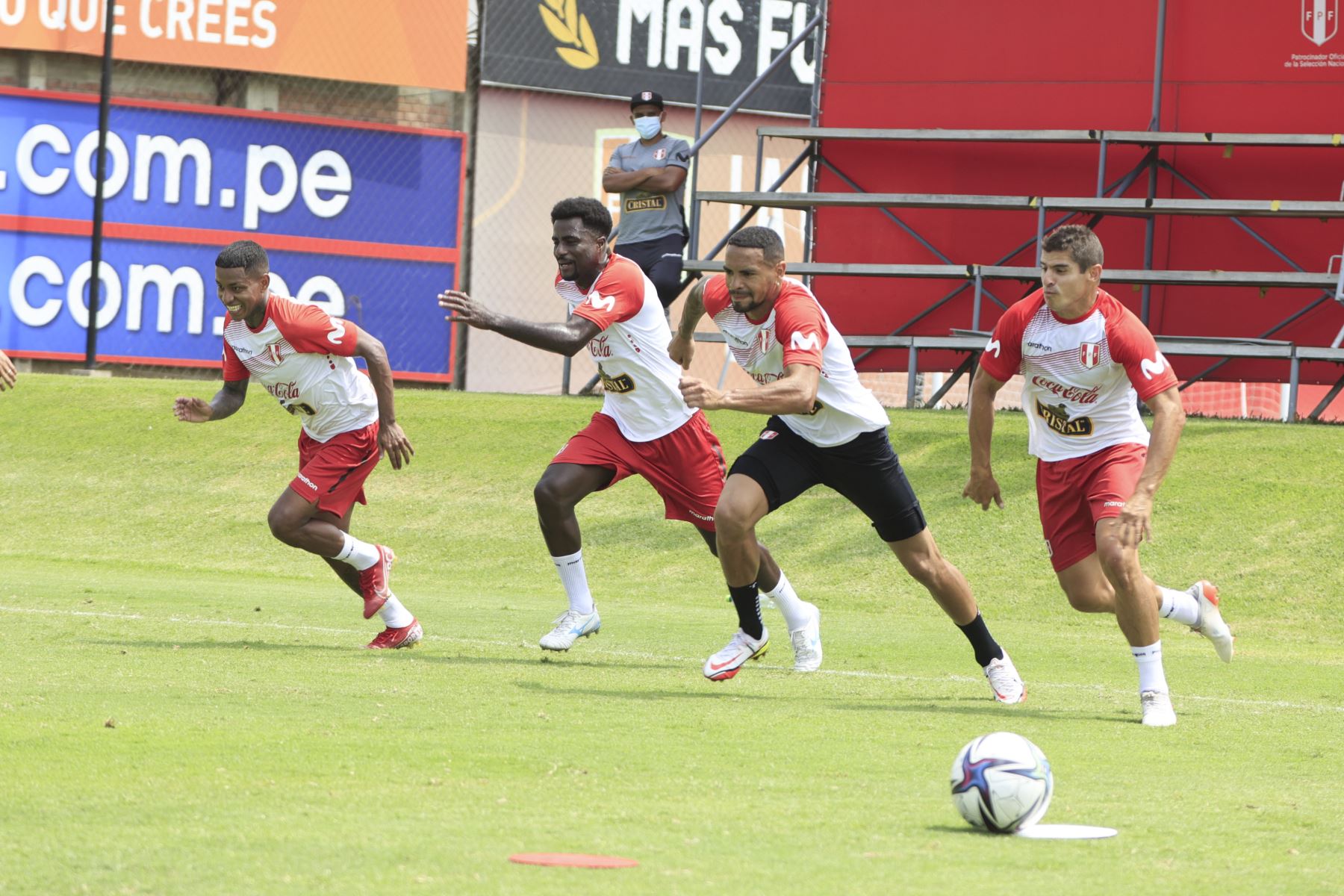 Andy Polo, Christian Ramos, Alexander Callens y Aldo Corzo de la Selección peruana realizan sus entrenamientos previo al partido amistoso frente a Jamaica este jueves con miras al Mundial Qatar 2022. Foto: FPF