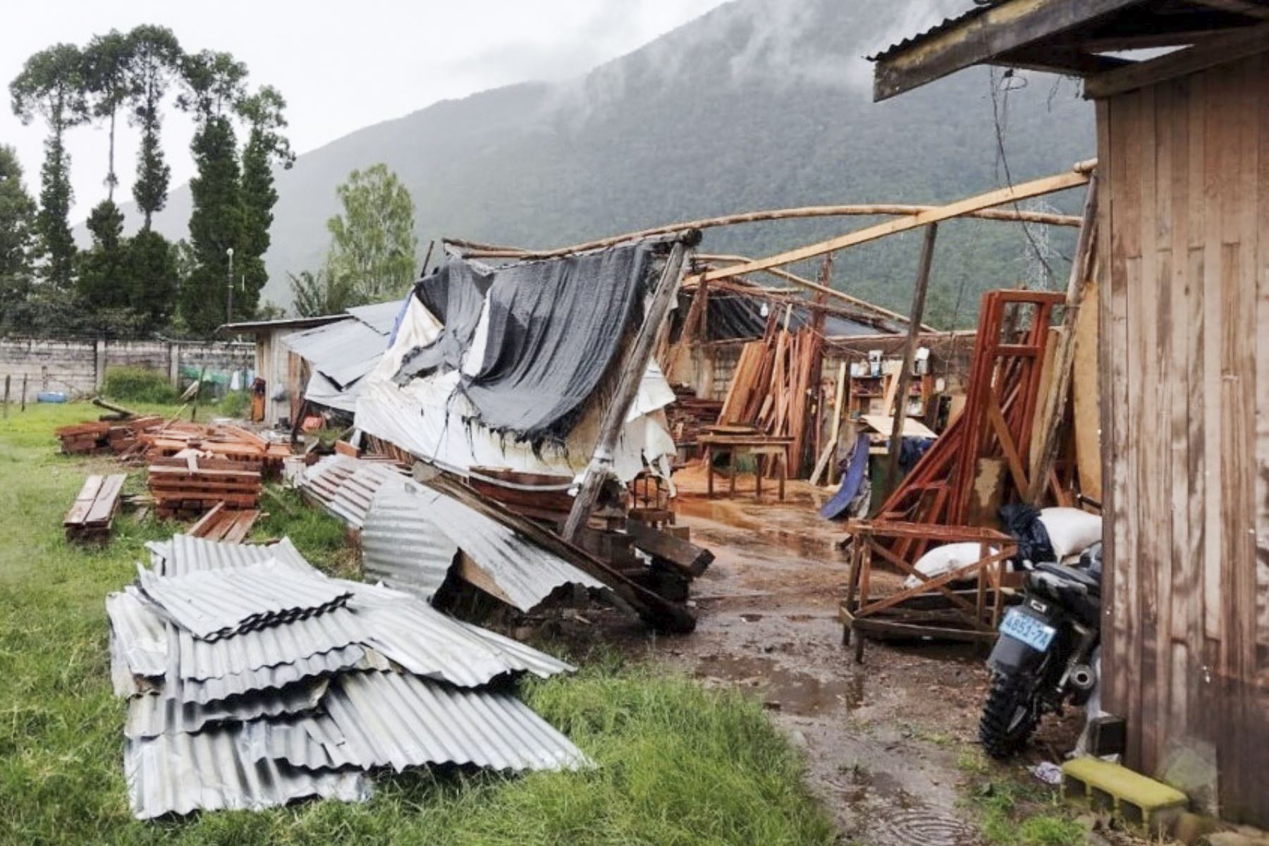 Pasco: vientos fuertes dejan 19 viviendas inhabitables y 50 damnificados en Palcazú