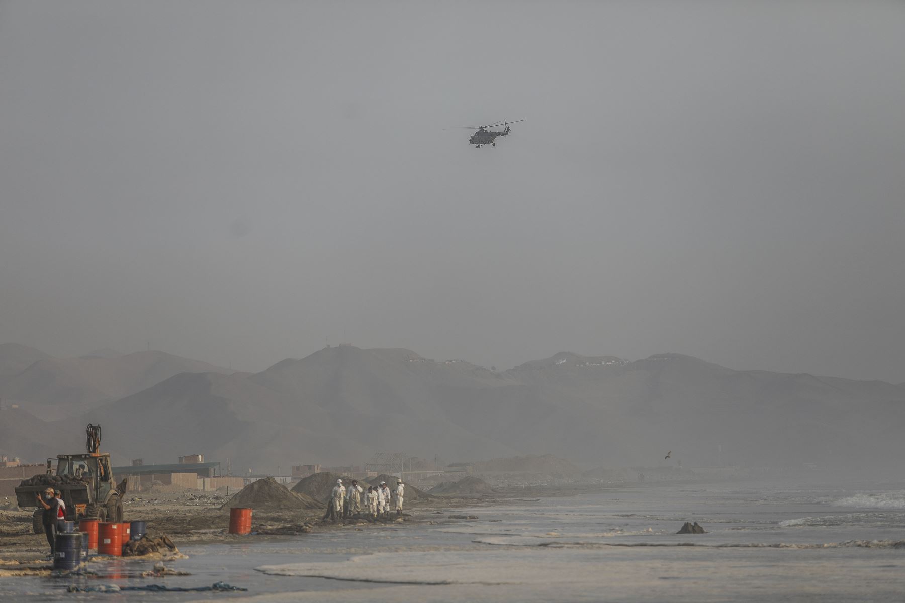 El jefe de Estado, Pedro Castillo, sobrevuela zonas afectadas por derrame de petróleo en el litoral limeño. Foto: ANDINA/Prensa Presidencia