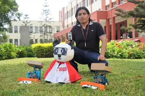 Jesús Chumbipuma es egresado en Ingeniería Mecatrónica de la Universidad Nacional de Ingeniería (UNI), quien, gracias a su experiencia como docente en diversas instituciones educativas, pudo encontrar la mejor manera de integrar su carrera profesional con la labor pedagógica: enseñar a programar. Foto: UNI