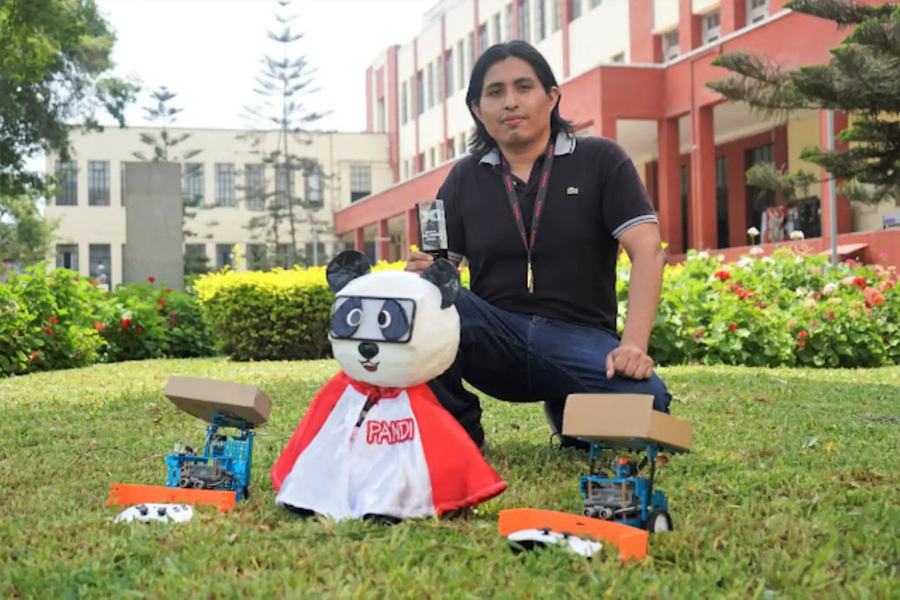 Jesús Chumbipuma es egresado en Ingeniería Mecatrónica de la Universidad Nacional de Ingeniería (UNI), quien, gracias a su experiencia como docente en diversas instituciones educativas, pudo encontrar la mejor manera de integrar su carrera profesional con la labor pedagógica: enseñar a programar. Foto: UNI