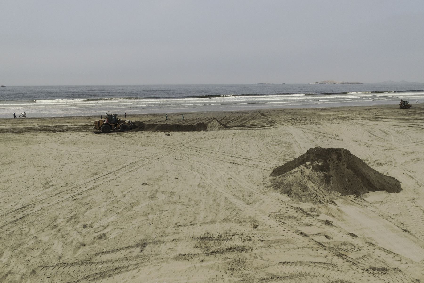 Continúan los trabajos de limpieza en la playa Santa Rosa tras el derrame de petróleo ocasionado por la empresa Repsol que afectó varias playas de la capital y del norte chico. Foto: ANDINA/Braian Reyna