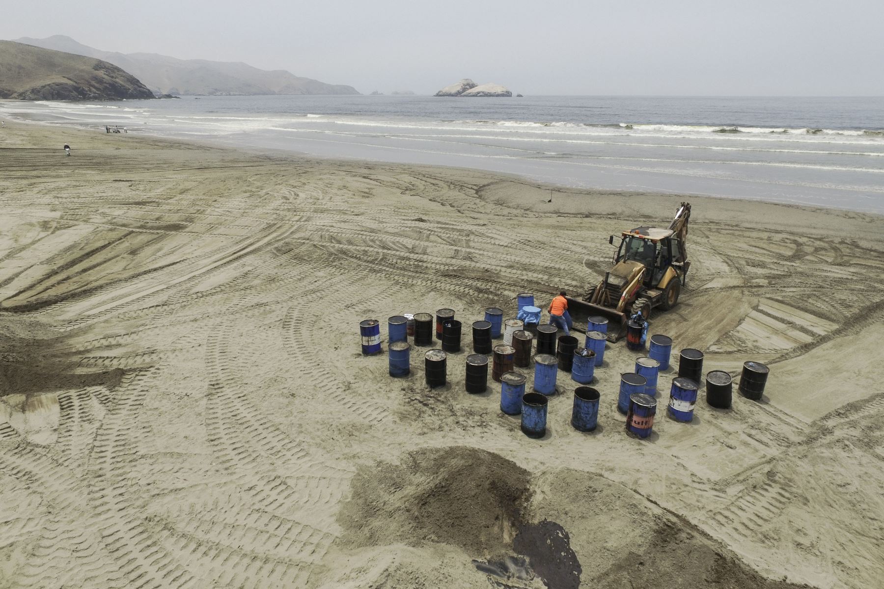 Continúan los trabajos de limpieza en la playa Santa Rosa que también resultó afectada por el derrame de petróleo ocasionado por la empresa Repsol. Foto: ANDINA/Braian Reyna
