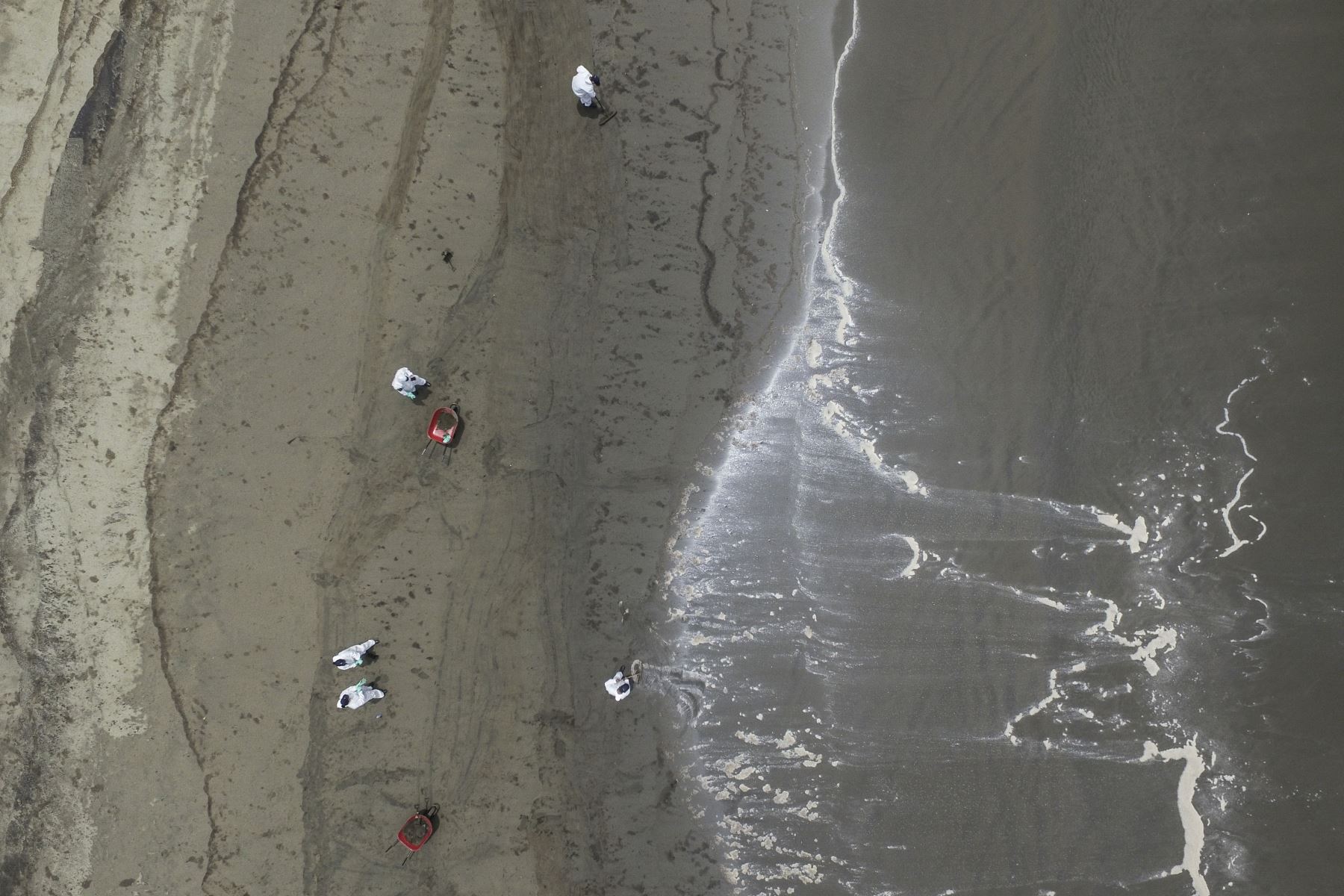 Foto panorámica de la playa Santa Rosa donde se realizan labores de limpieza. Foto: ANDINA/Braian Reyna