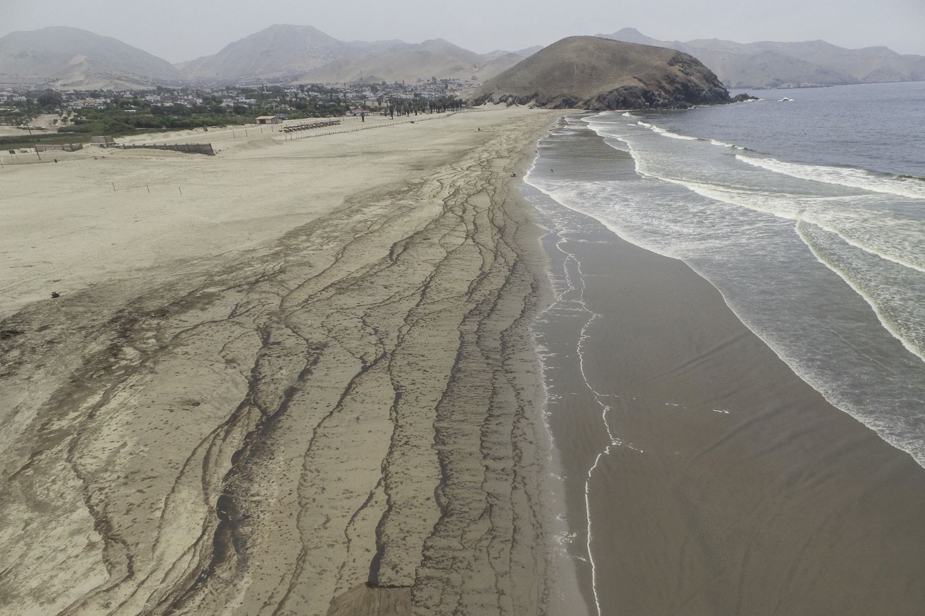 La OEFA informó que este derrame de petróleo también afecta a 1 millón 186, 965.8 m2 del mar. Foto: ANDINA/Braian Reyna
