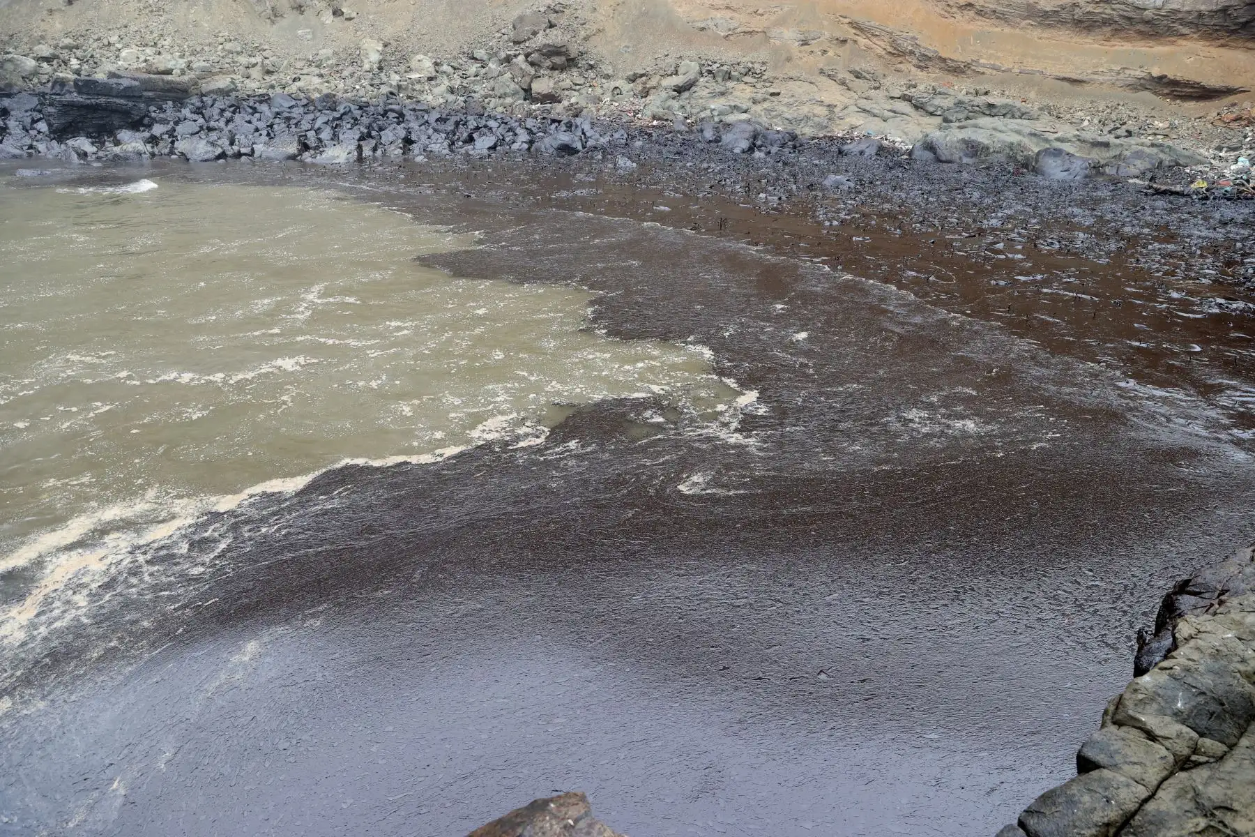 Derrame de petróleo provoca graves daños ambientales en el litoral de Chancay. ANDINA/Vidal Tarqui