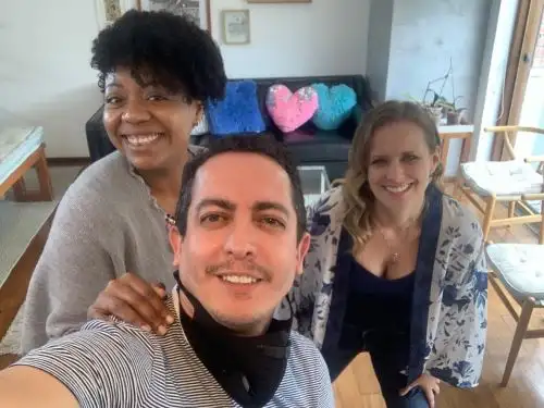 Director Gino Tassara junto a las actrices de Aislados, la serie.