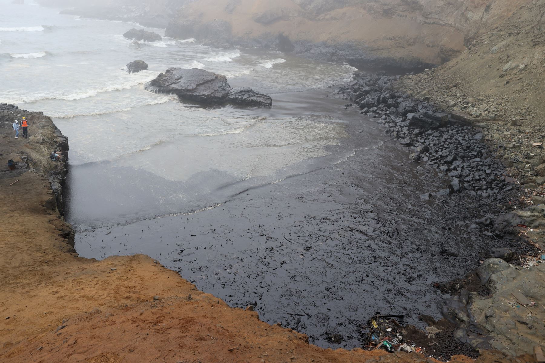 Continúan los trabajos de limpieza en la playa Cavero, ubicada en Ventanilla. Este lugar es uno de los más afectados por el derrame de petróleo ocasionado por la empresa Repsol y que causó un gran impacto ambiental. Foto: ANDINA/Vidal Tarqui