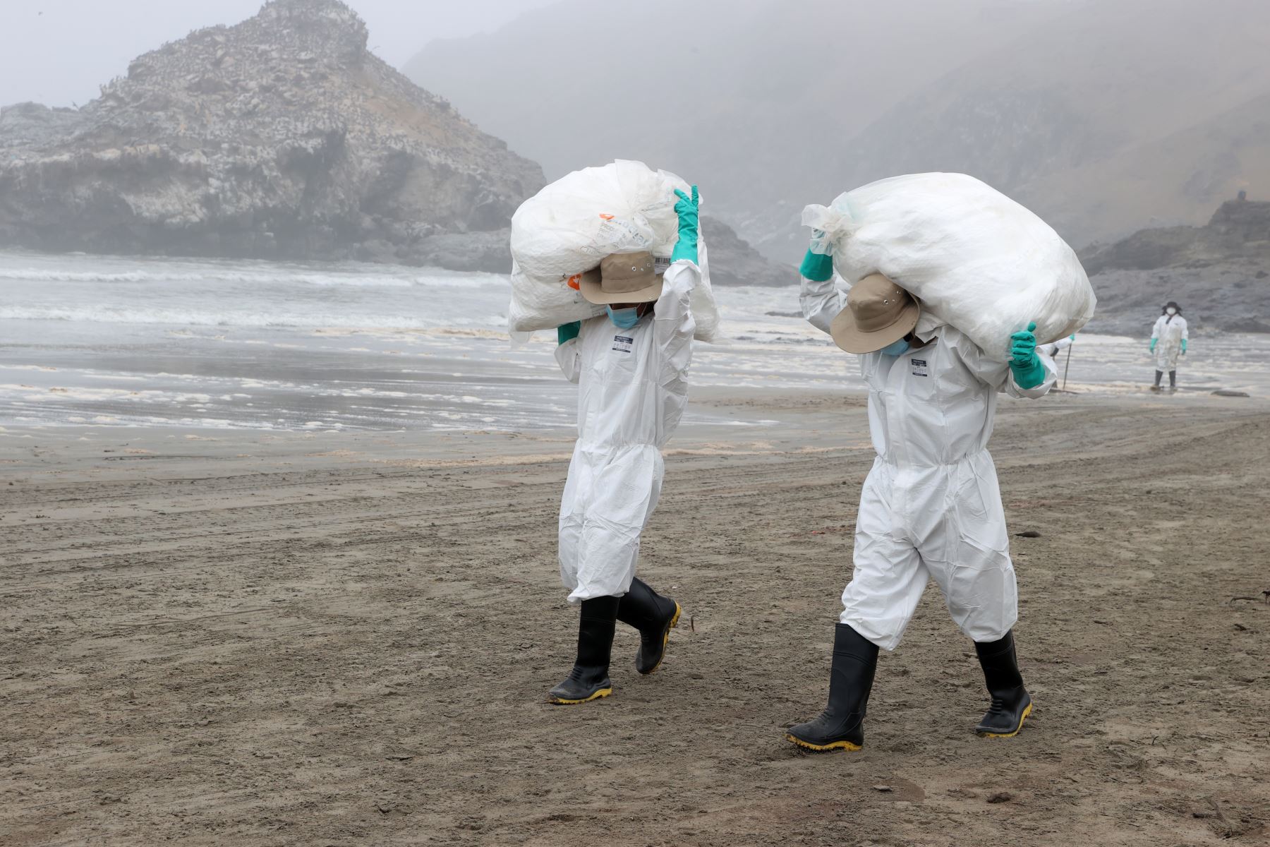 Continúan los trabajos de limpieza en la playa Cavero ubicada en Ventanilla. Este lugar es uno de los más afectados por el derrame de petróleo ocasionado por la empresa Repsol y que causó un gran impacto ambiental. Foto: ANDINA/Vidal Tarqui