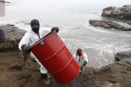 Trabajos de limpieza del derrame de petróleo en playas de Ventanilla. Foto: ANDINA/Vidal Tarqui.