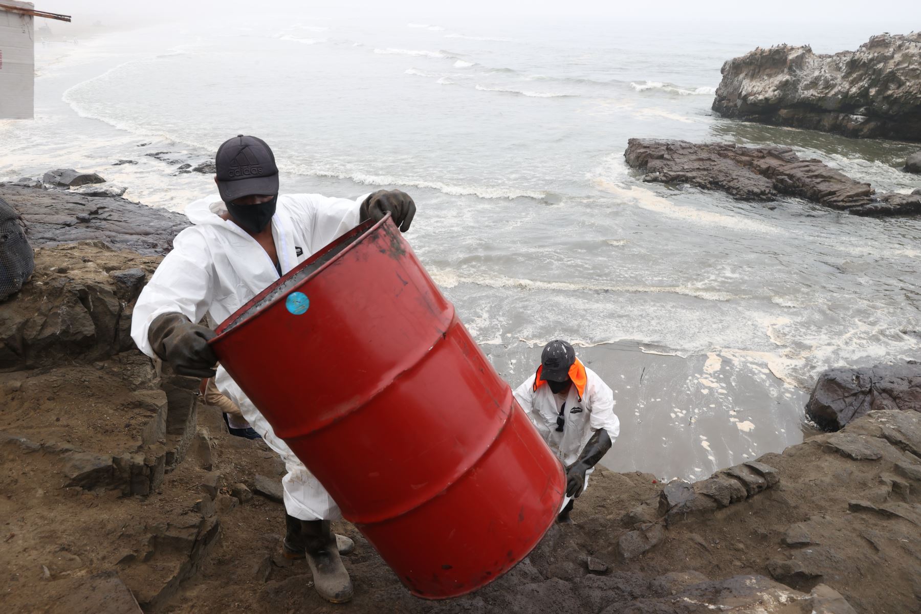 Trabajos de limpieza del derrame de petróleo en playas de Ventanilla. Foto: ANDINA/Vidal Tarqui.