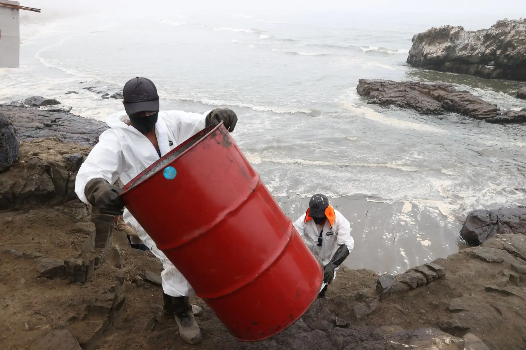 Trabajos de limpieza del derrame de petróleo en playas de Ventanilla. Foto: ANDINA/Vidal Tarqui.