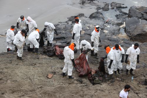Derrame de petróleo: continúan labores de limpieza en la playa Cavero en Ventanilla