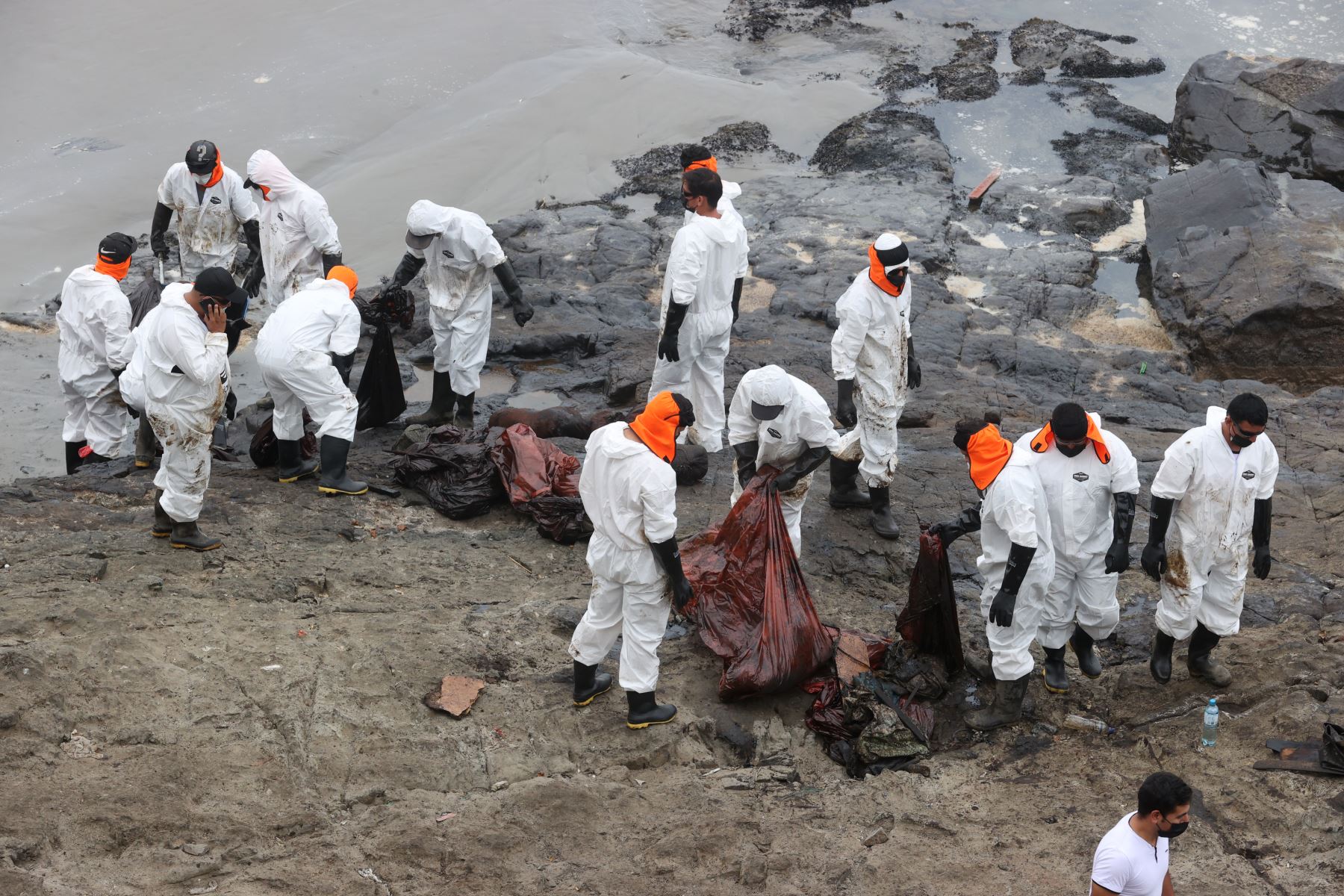 Trabajadores de remediación ambiental realizan limpieza de la playa Cavero, en Ventanilla. ANDINA/Vidal Tarqui