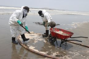 Continúan los trabajos de limpieza en Playa Grande, Santa Rosa, tras el derrame de petróleo del sábado 15 de enero. Foto: ANDINA/Vidal Tarqui.