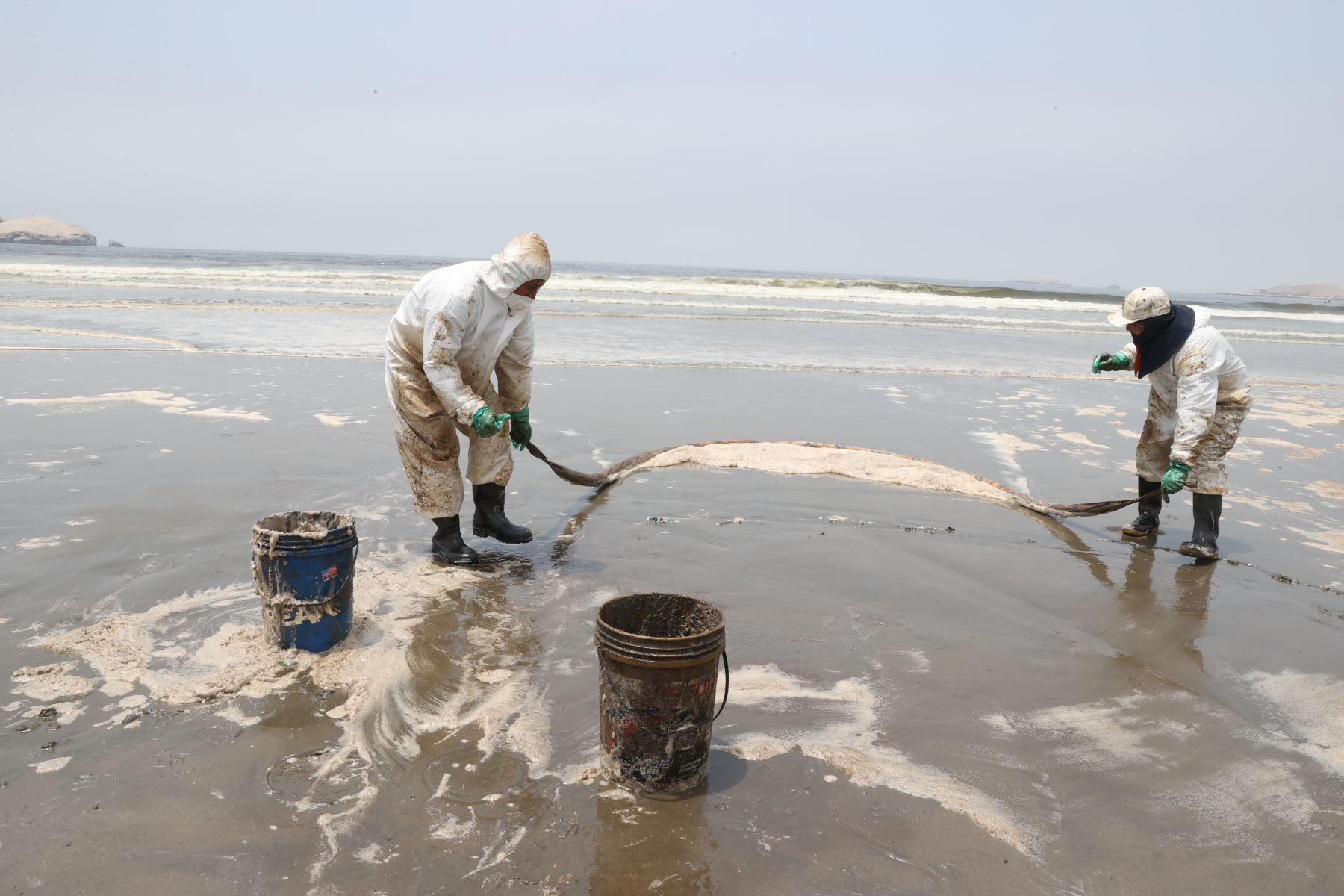 Continúan los trabajos de limpieza en Playa Grande en Santa Rosa, tras el derrame de petróleo ocasionado por la empresa Repsol que afectó varias playas de la capital y del norte chico. Foto: ANDINA/Vidal Tarqui