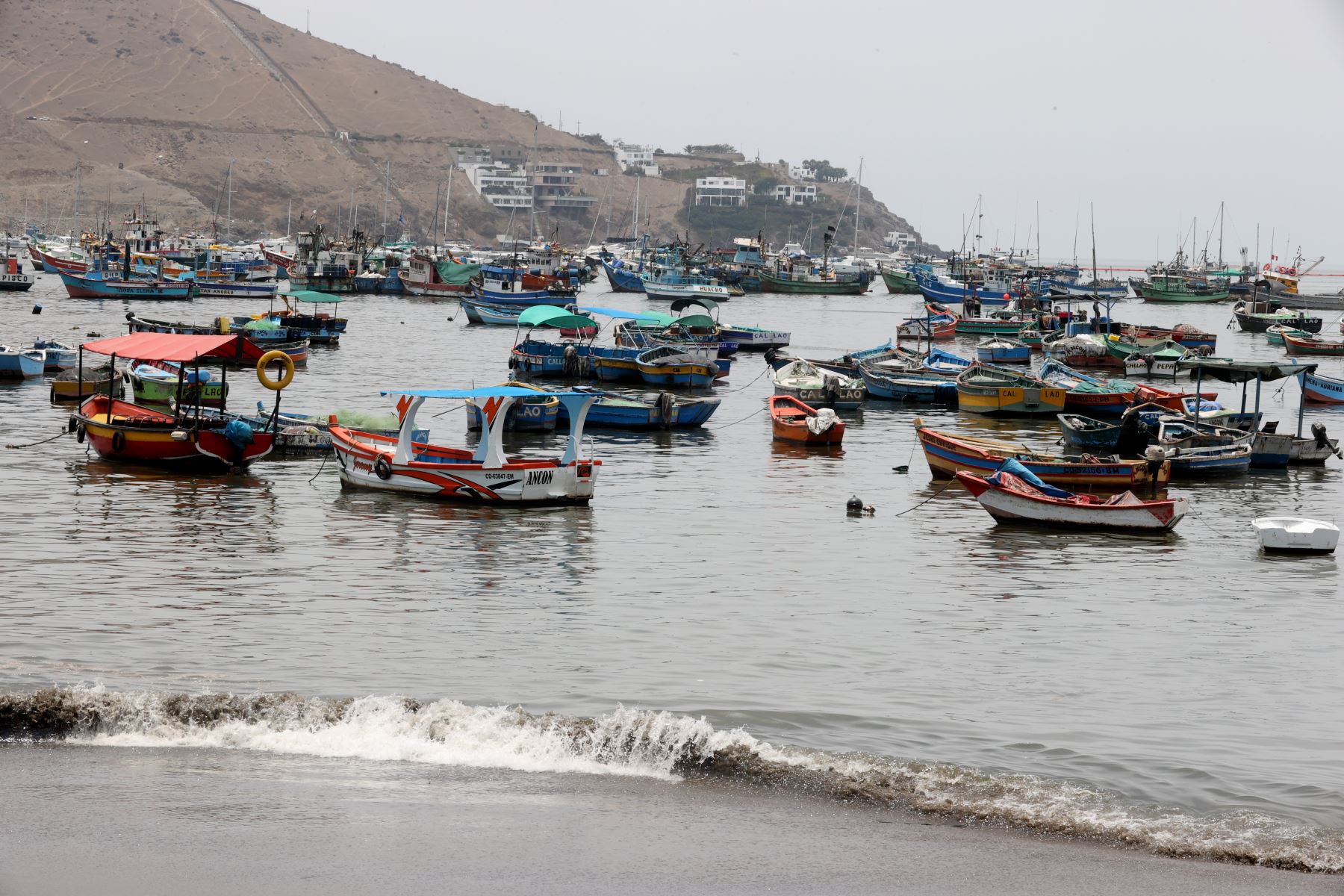Una gran cantidad de lanchas pesqueras continúan varadas en la playa Ancón, debido al derrame de petróleo ocurrido el sábado 15 de enero ocasionado por la empresa Repsol y que hasta ahora ha contaminado varias playas del litoral peruano. Foto: ANDINA/Vidal Tarqui