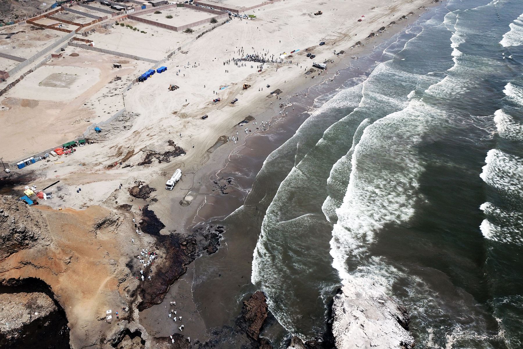 Vista aérea de la playa Cavero, en Ventanilla, una de las más afectadas por el derrame de petróleo de Repsol. Foto: ANDINA/Prensa Presidencia.