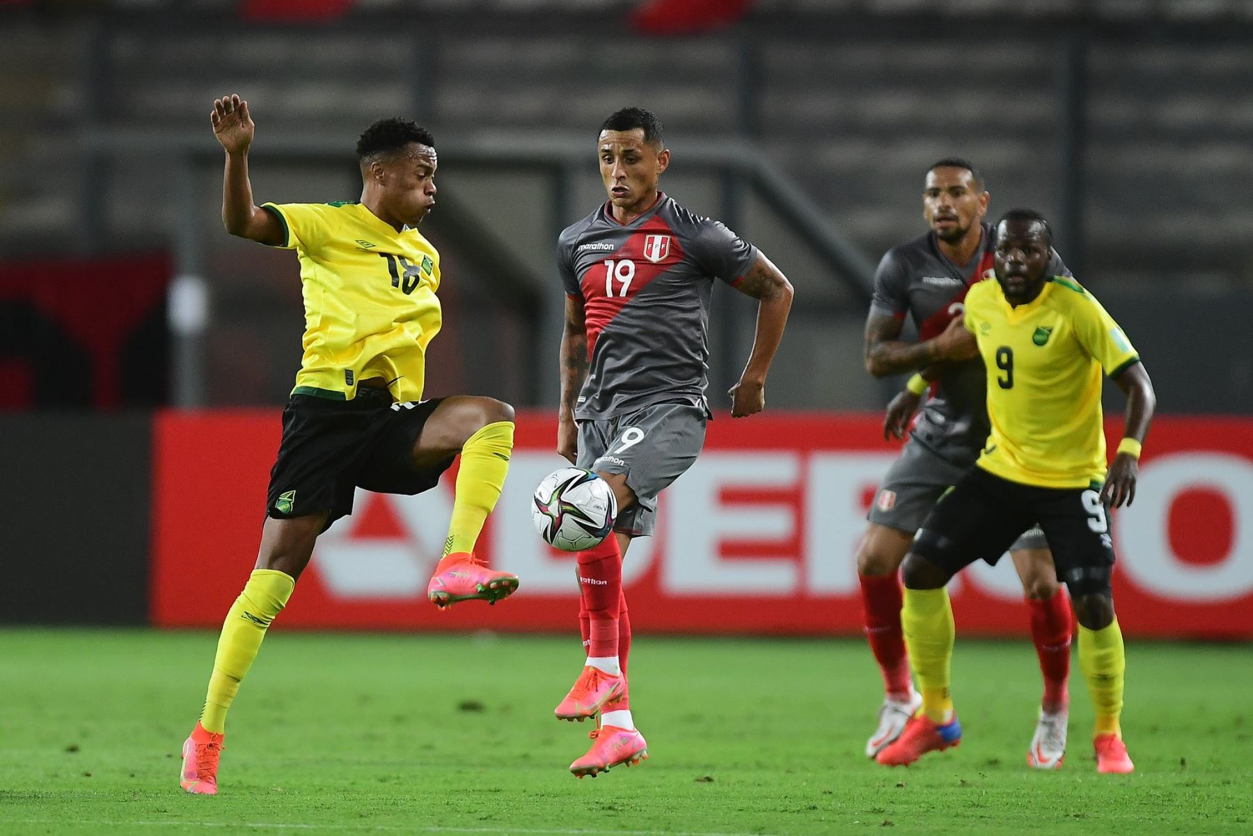 Yoshimar Yotún de Perú enfrenta a su rival de Jamaica durante partido amistoso que se disputa en el Estadio Nacional con miras al Mundial Qatar 2022. Foto: FPF