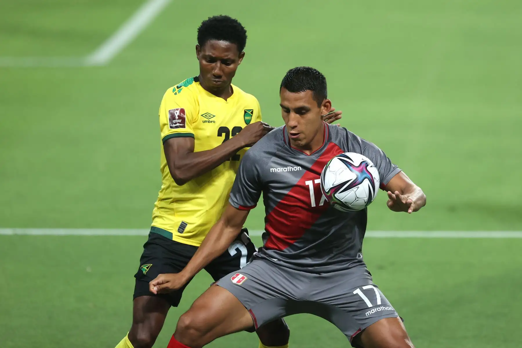Alex Valera Perú enfrenta a su rival de Jamaica durante partido amistoso que se disputa en el Estadio Nacional con miras al Mundial Qatar 2022. Foto: ANDINA/Vidal Tarqui