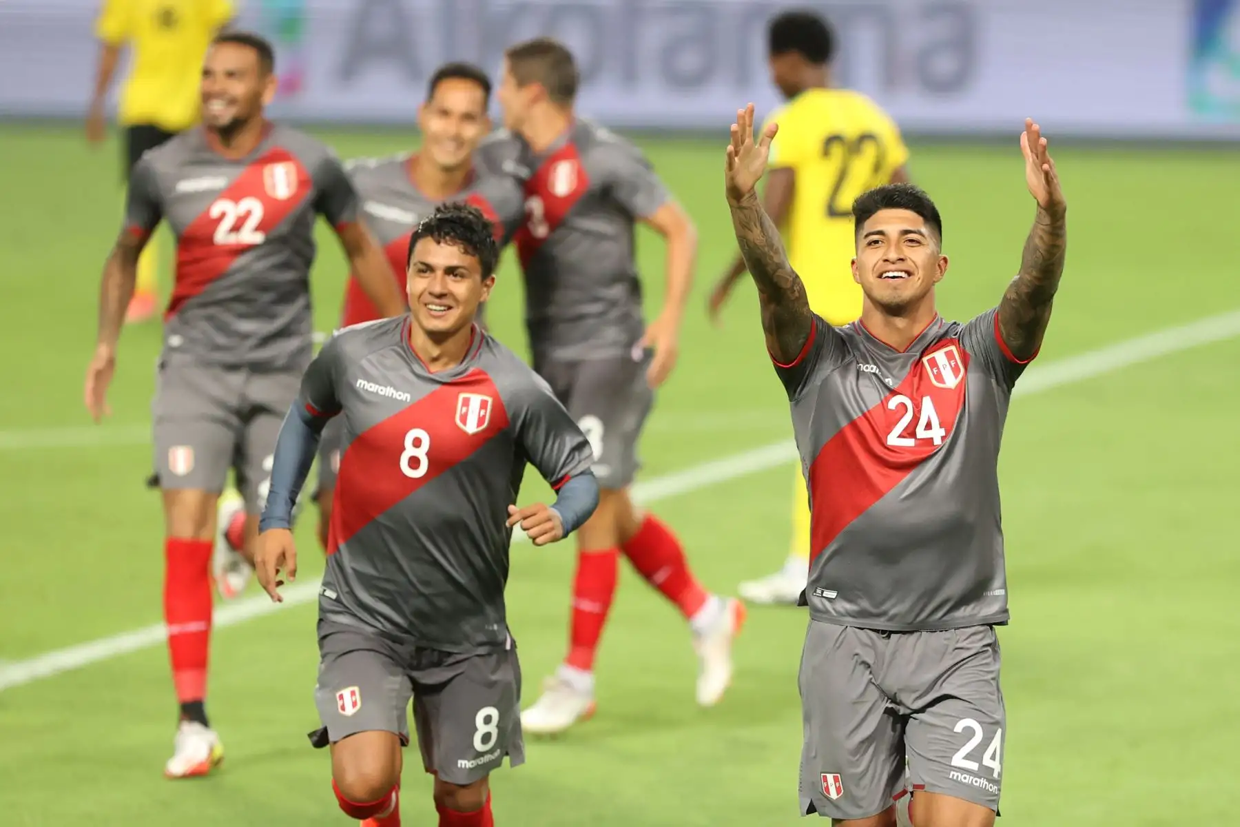 Luis Iberico anota el primer gol de Perú frente a Jamaica en partido amistoso que se disputa en el Estadio Nacional con miras al Mundial Qatar 2022. Foto: ANDINA/Vidal Tarqui