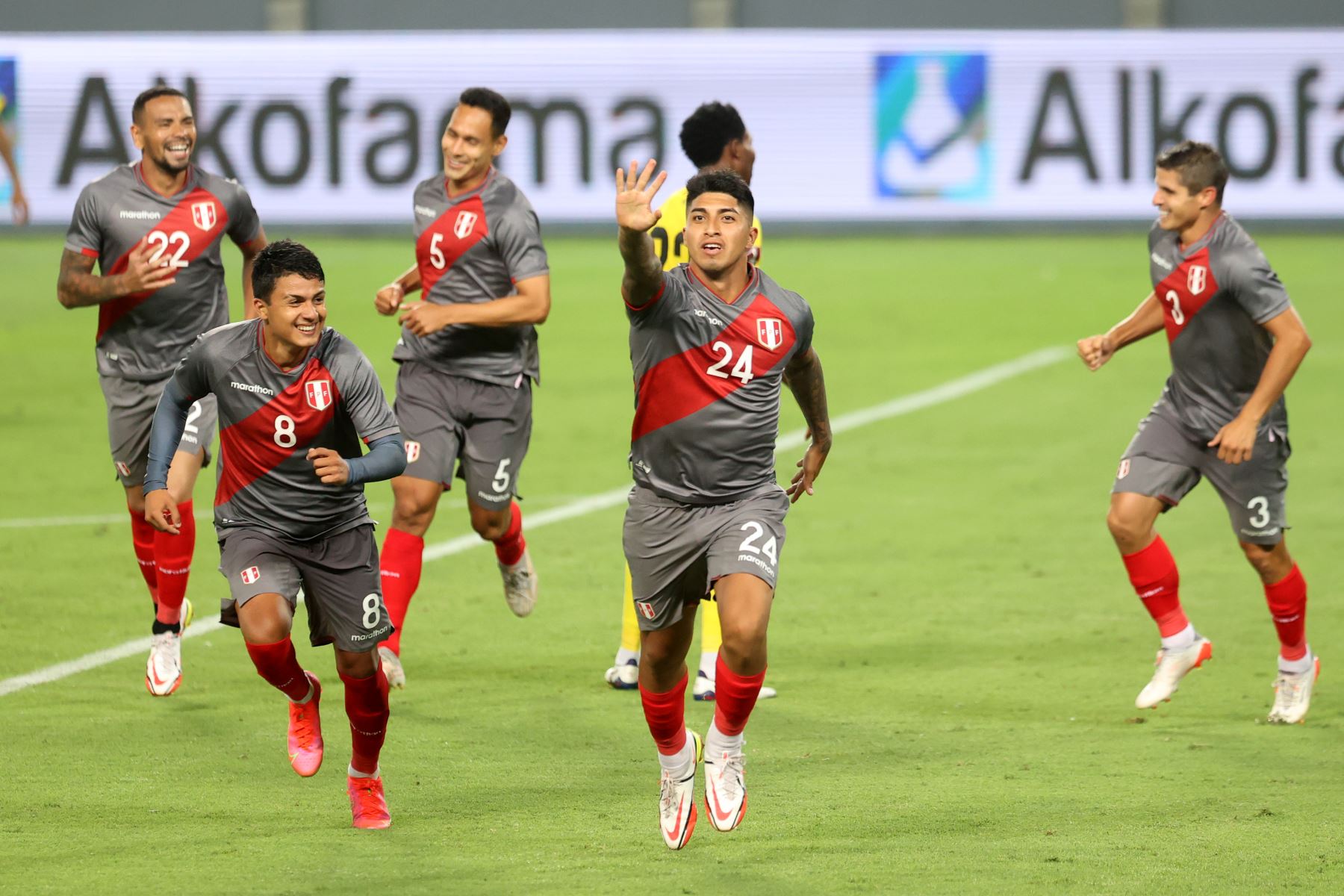 Luis Iberico anota el primer gol de Perú frente a Jamaica en partido amistoso que se disputa en el Estadio Nacional con miras al Mundial Qatar 2022. Foto: ANDINA/Vidal Tarqui