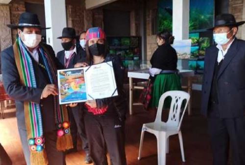 La viceministra de Patrimonio Cultural e Industrias Culturales, Sonaly Tuesta, participó en el ritual del Pachatata y Pachamama, en la isla Amantaní, en la región de Puno, con la presencia de las autoridades locales.