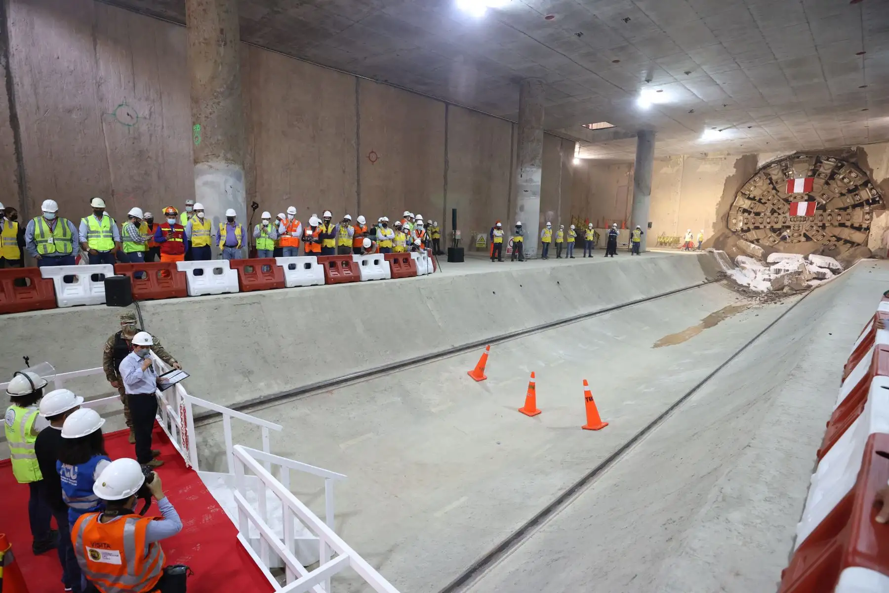 El presidente de la República, Pedro Castillo y el ministro de Transportes y Comunicaciones, Juan Francisco Silva inspeccionaron el primer tramo excavado por la tuneladora de la Línea 2 del Metro de Lima. Foto: ANDINA/Jhonel Rodríguez Robles