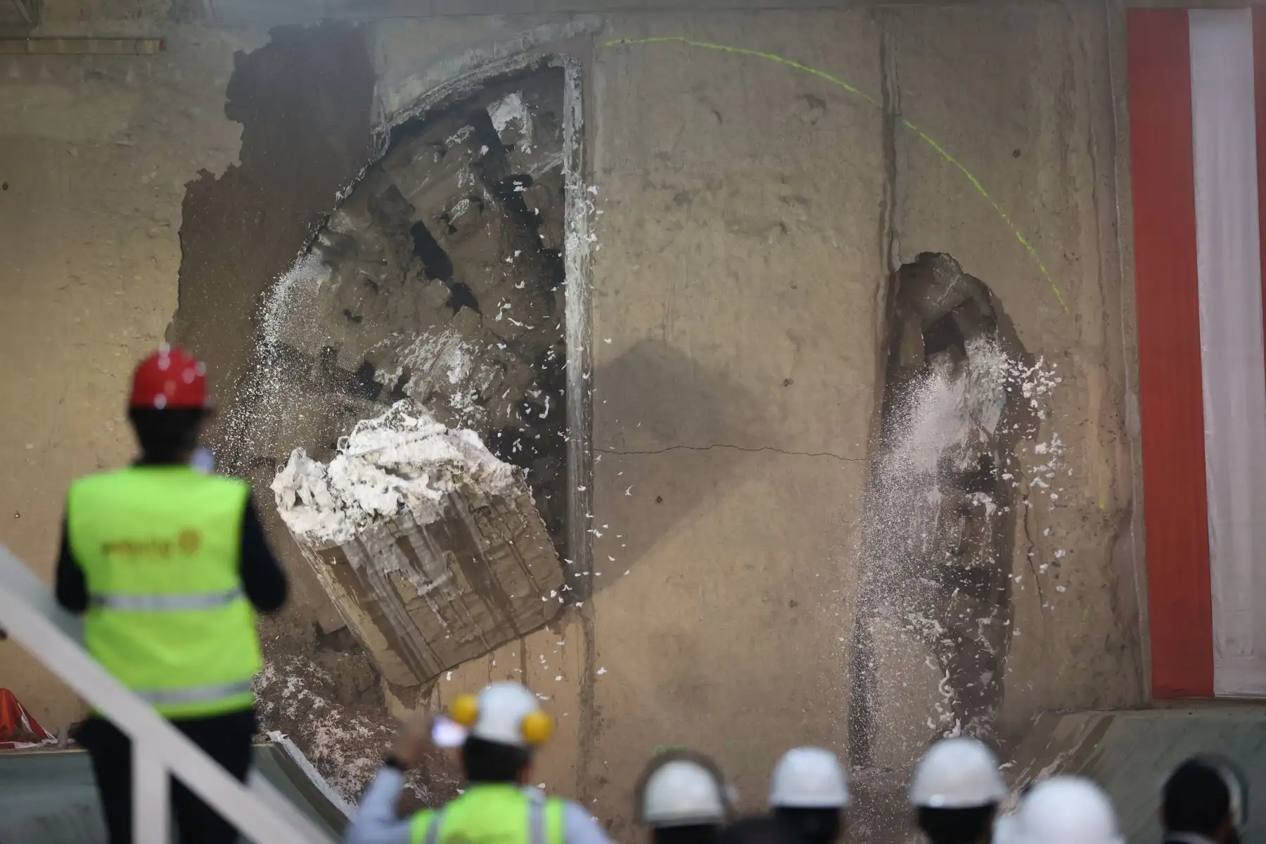 El  aparato fabricado en Alemania acelerará el avance de la construcción del túnel de la Línea 2, proyecto que es impulsado por el Ministerio de Transportes y Comunicaciones (MTC). La máquina tiene capacidad para perforar 14 metros diarios. Foto: ANDINA/Jhonel Rodríguez Robles