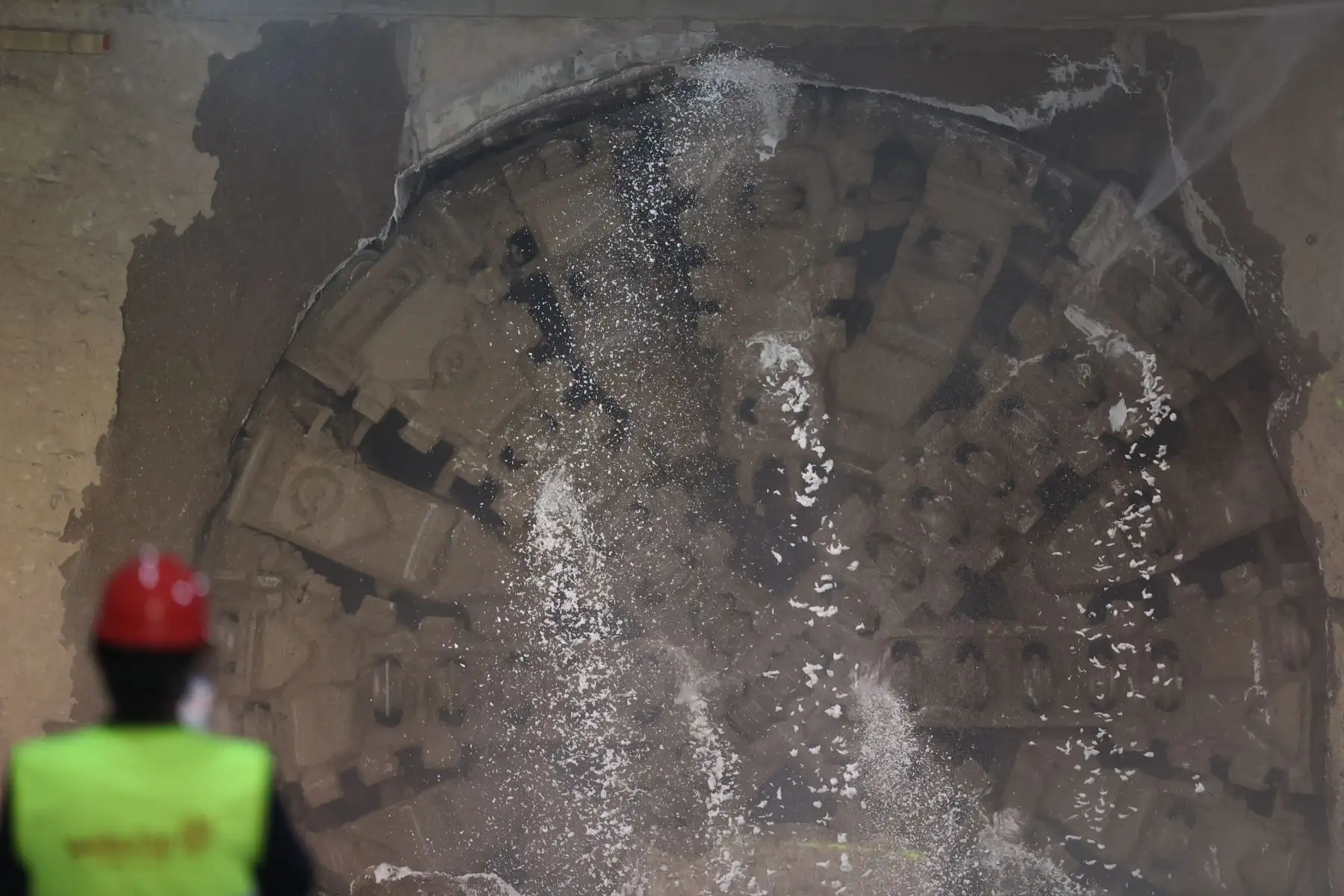 La gigantesca máquina desde que empezó a operar, en julio pasado, ha excavado 720 metros, que corresponden al tramo que va desde la estación San Juan de Dios, donde inició su trabajo, hasta la de Circunvalación, en el distrito de San Luis. Foto: ANDINA/Jhonel Rodríguez Robles