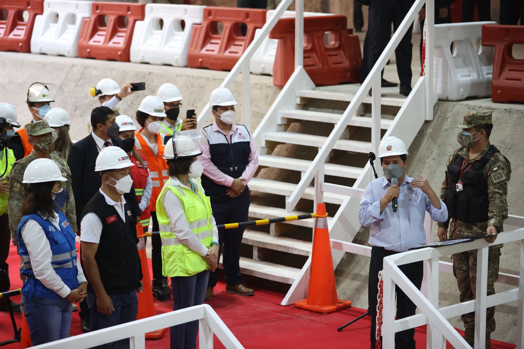 El presidente de la República, Pedro Castillo y el ministro de Transportes y Comunicaciones, Juan Francisco Silva inspeccionaron el primer tramo excavado por la tuneladora de la Línea 2 del Metro de Lima. Foto: ANDINA/Jhonel Rodríguez Robles